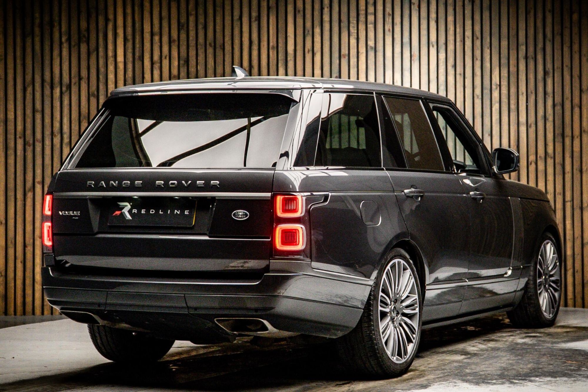 LAND ROVER RANGE ROVER ESTATE 3.0 P400 Vogue 4dr Auto for sale UK - Slide 4