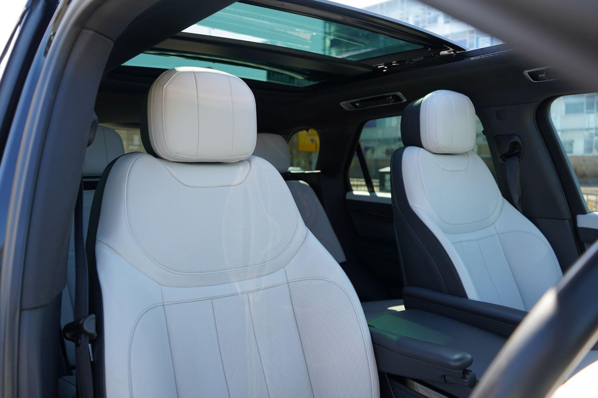 LAND ROVER RANGE ROVER SPORT DIESEL ESTATE 3.0 D300 Dynamic SE 5dr Auto for sale UK - Slide 3