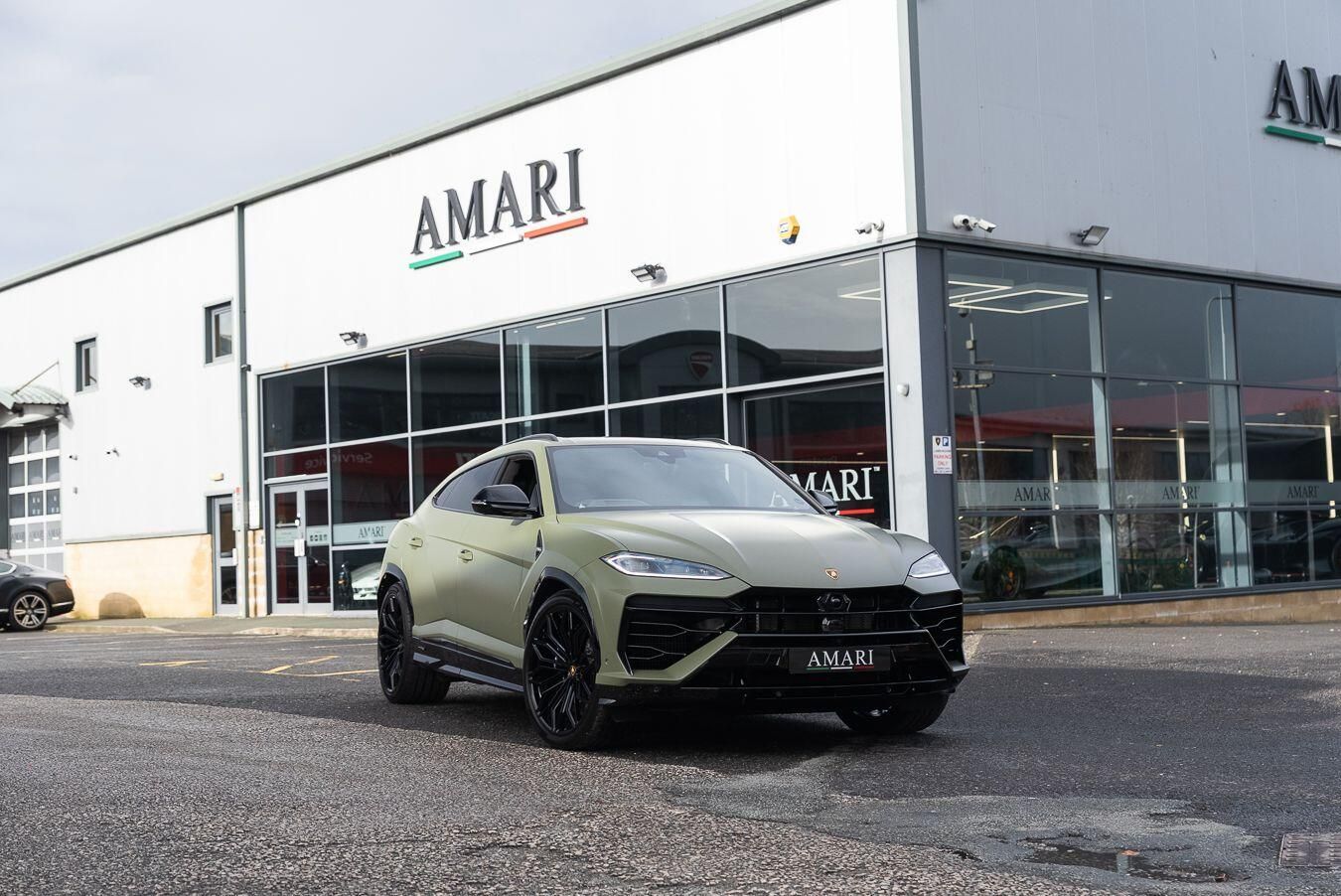 LAMBORGHINI URUS ESTATE 4.0T 25.9kWh Plug-in Hybrid FSI V8 5dr Auto for sale UK - Slide 7