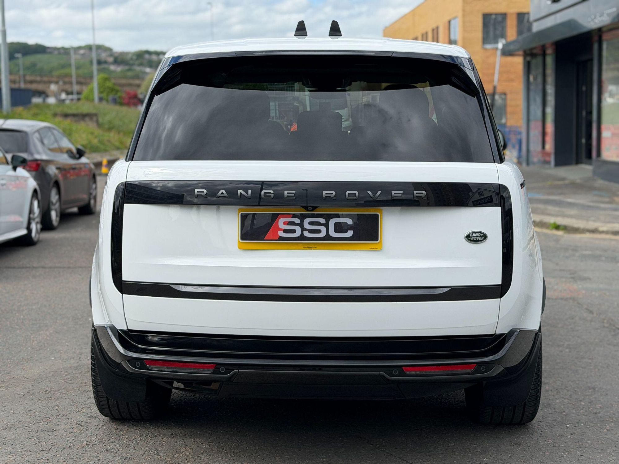 LAND ROVER RANGE ROVER DIESEL ESTATE 3.0 D350 SE 4dr Auto for sale UK - Slide 10