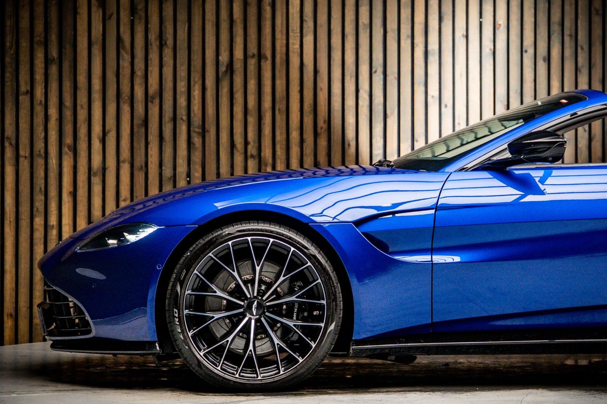 ASTON MARTIN VANTAGE V8 ROADSTER 2dr ZF 8 Speed Auto for sale UK - Slide 9