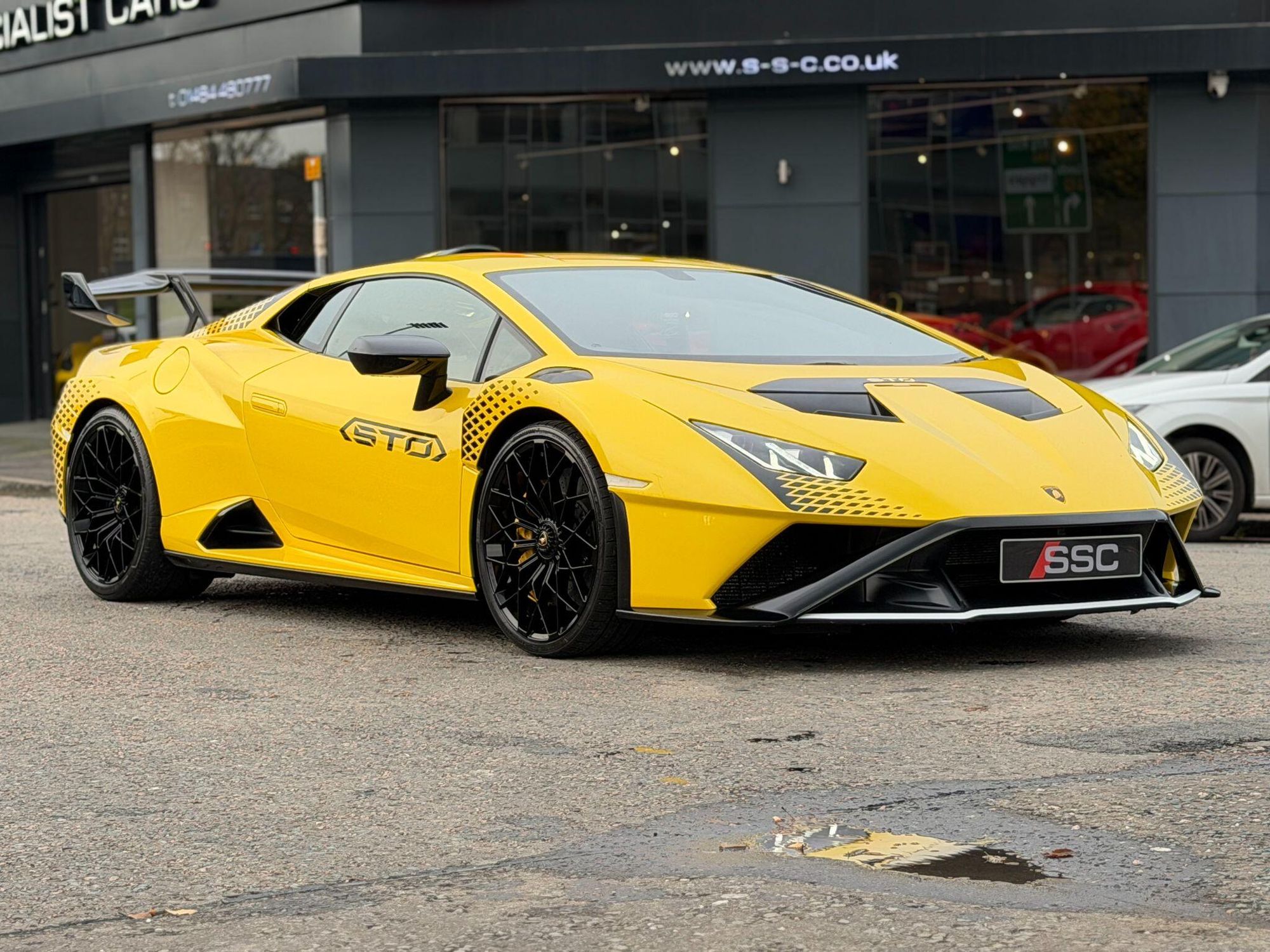 LAMBORGHINI HURACAN EVO COUPE 5.2 V10 640 STO 2dr Auto for sale UK - Slide 5