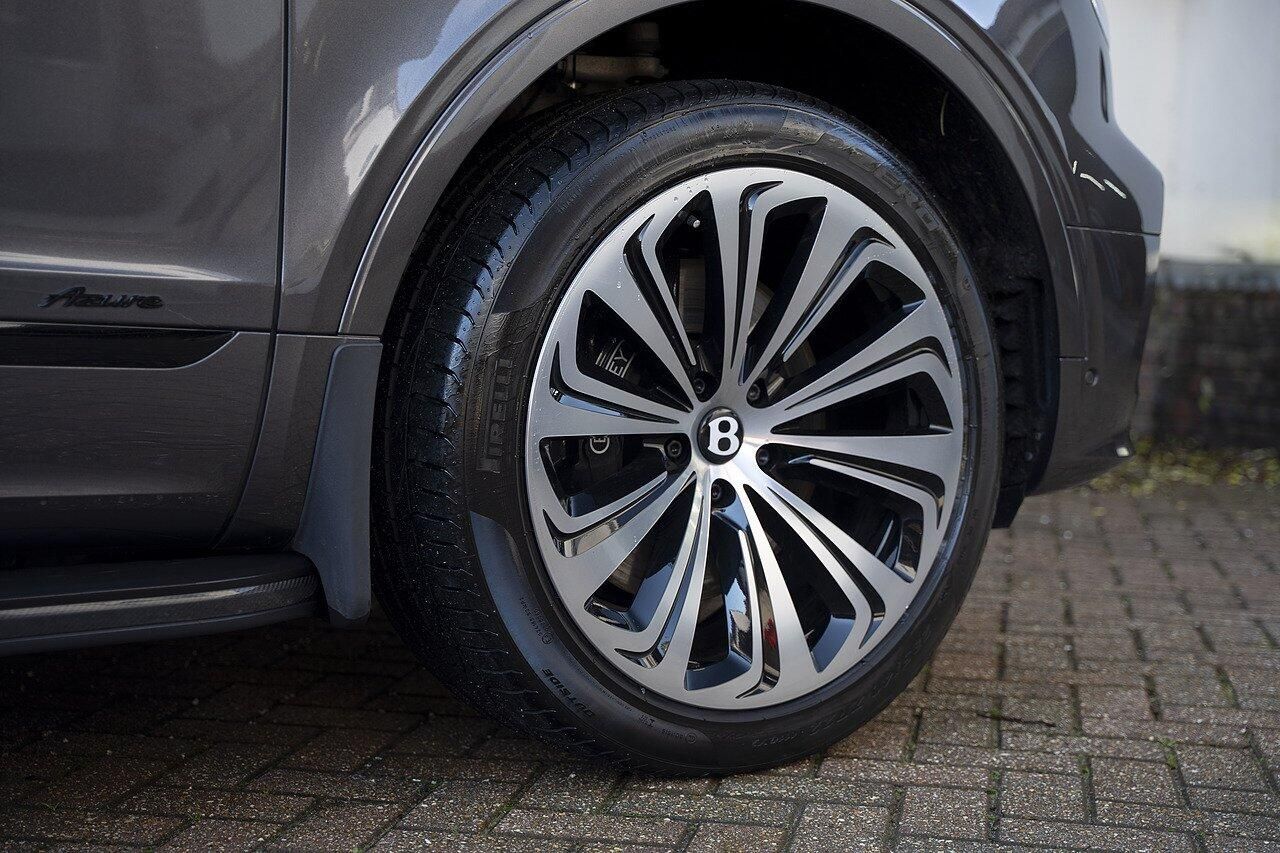 BENTLEY BENTAYGA ESTATE 4.0 V8 Azure 5dr Auto for sale UK - Slide 7