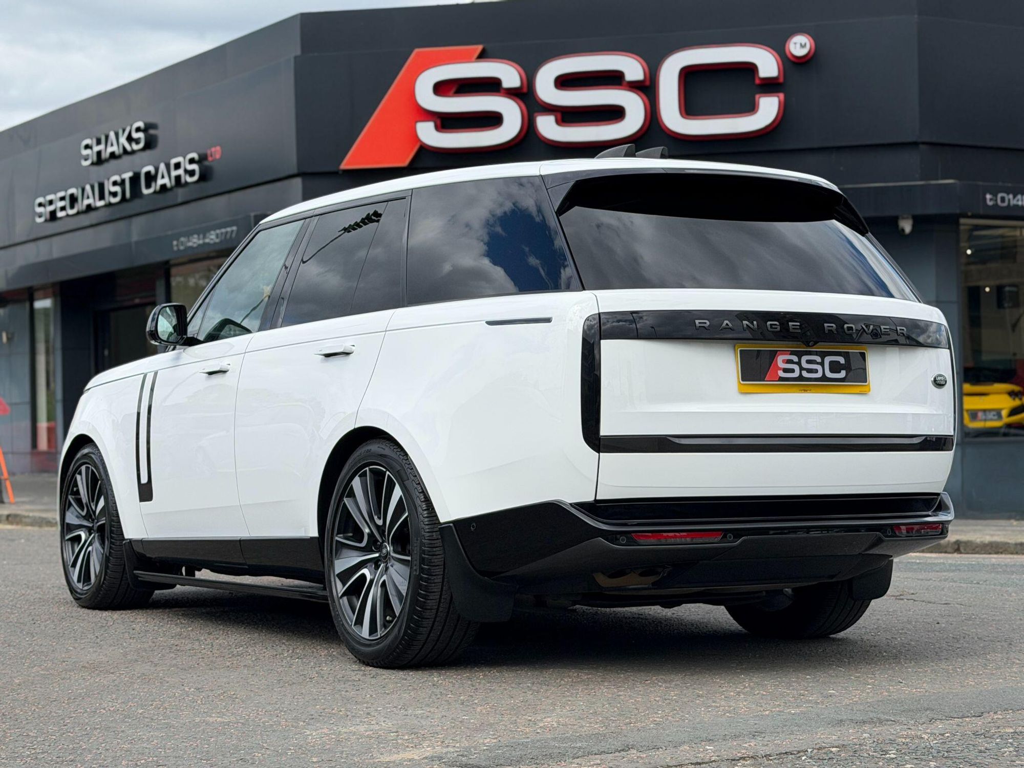 LAND ROVER RANGE ROVER DIESEL ESTATE 3.0 D350 SE 4dr Auto for sale UK - Slide 2