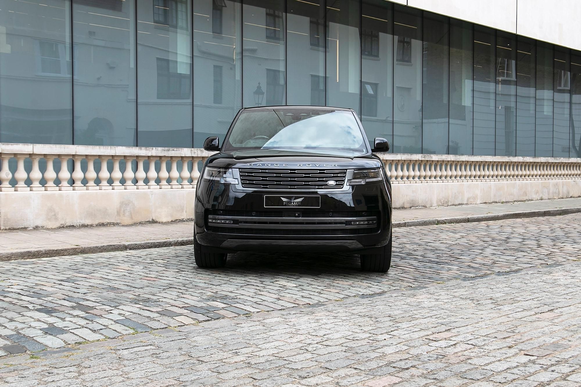 LAND ROVER RANGE ROVER ESTATE 4.4 P530 V8 Autobiography 4dr Auto for sale UK - Slide 5