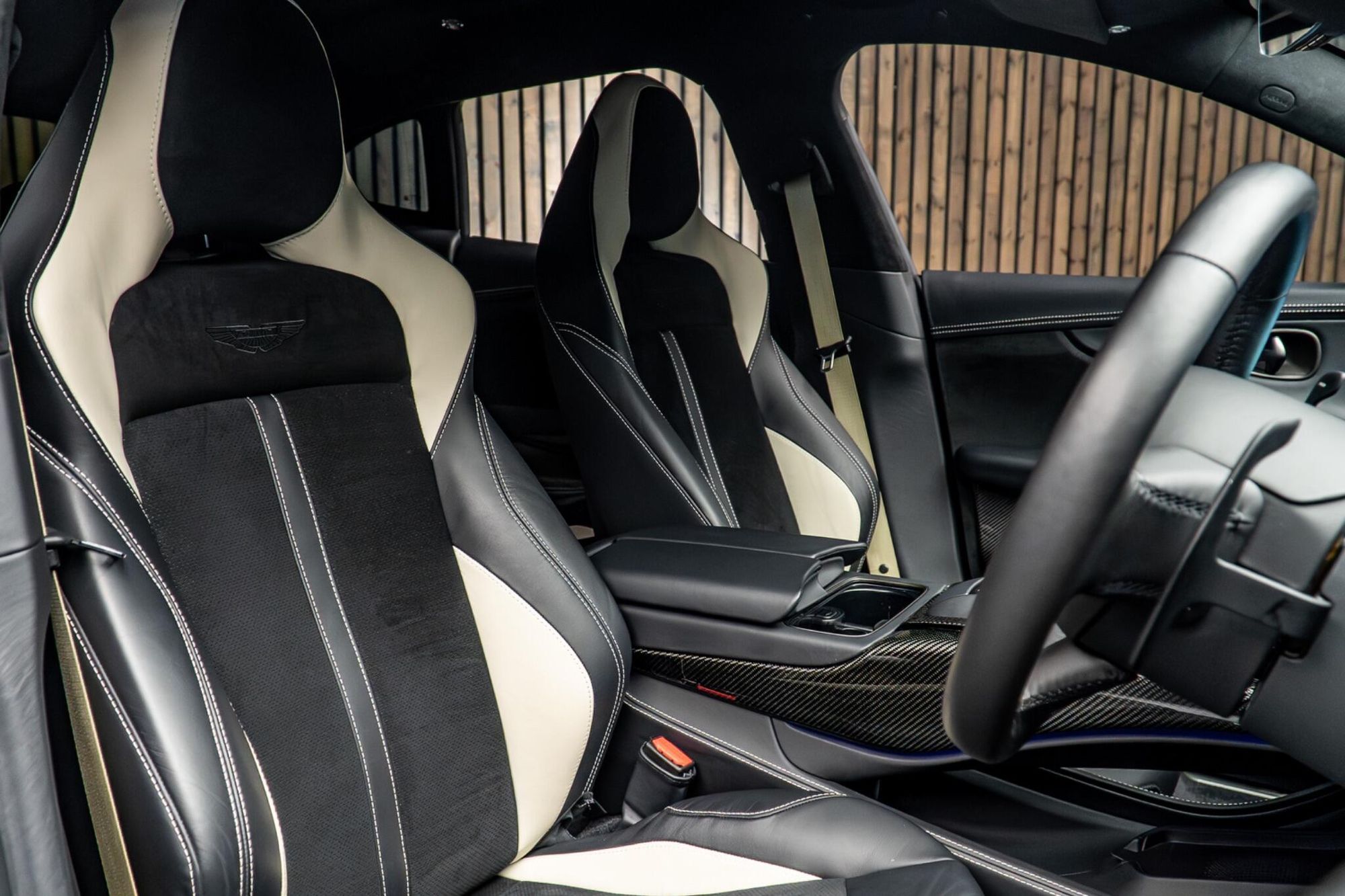 ASTON MARTIN DBX ESTATE V8 DBX707 5dr Touchtronic for sale UK - Slide 2