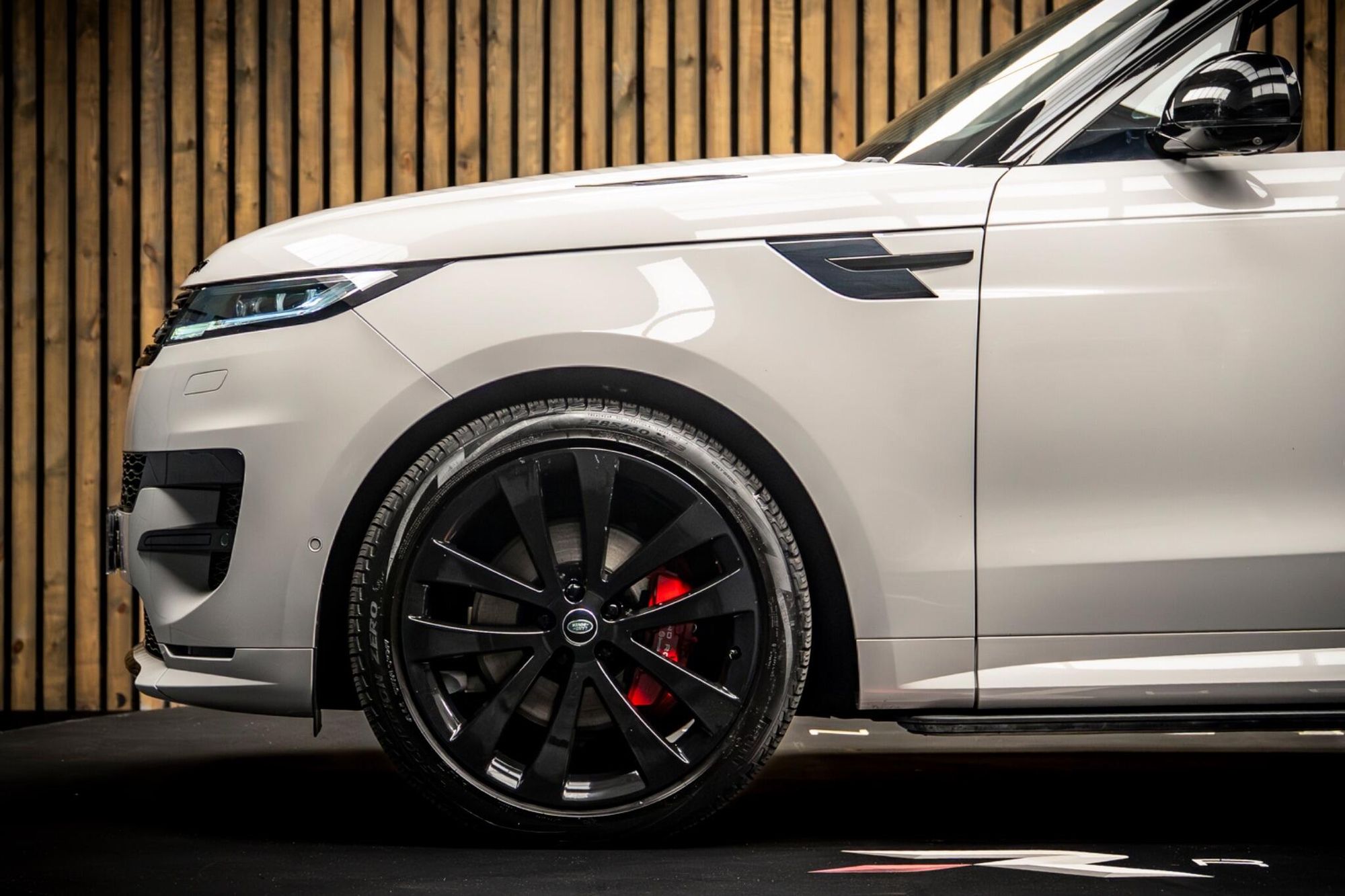 LAND ROVER RANGE ROVER SPORT DIESEL ESTATE 3.0 D300 Dynamic SE 5dr Auto for sale UK - Slide 9