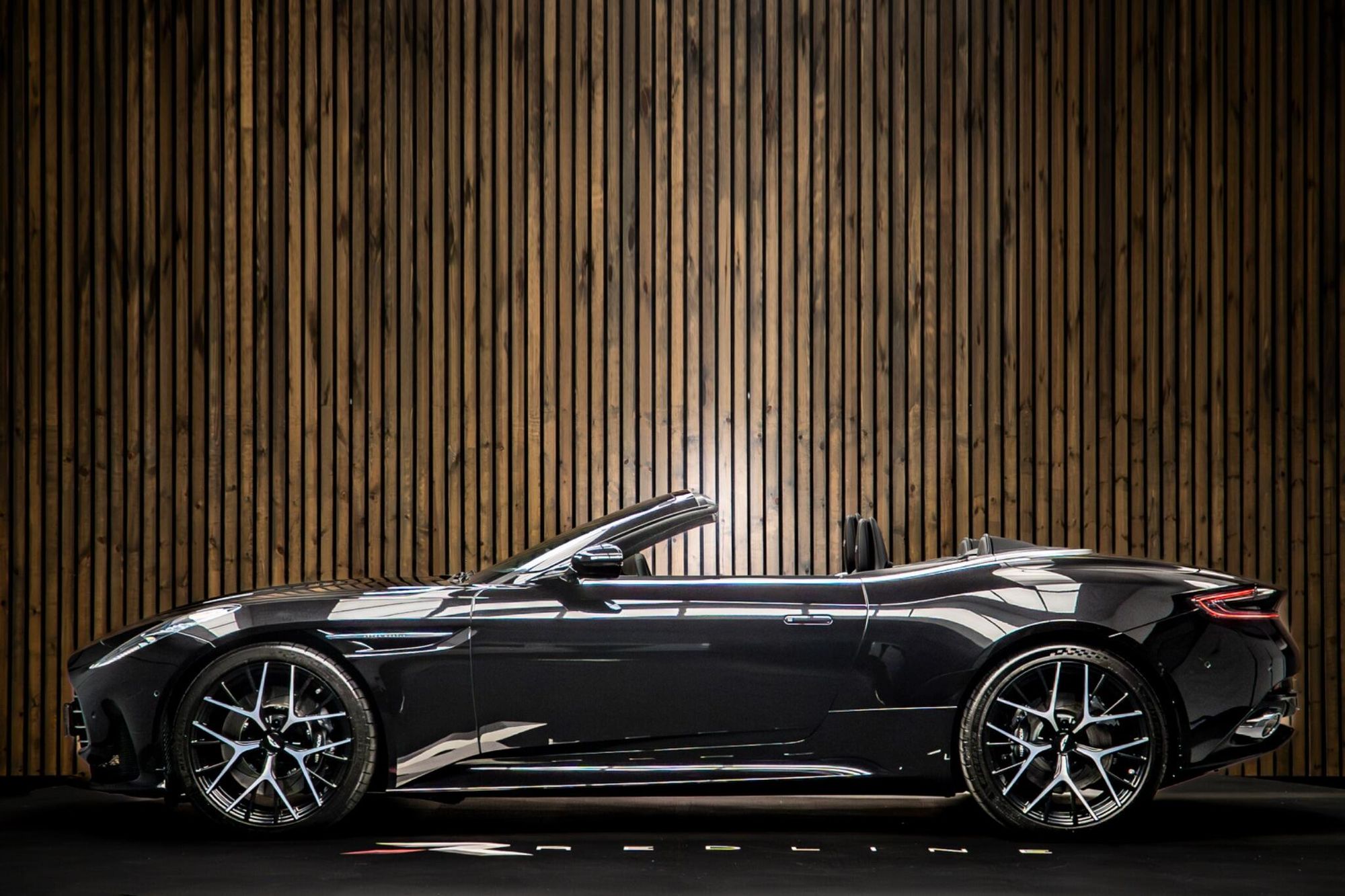 ASTON MARTIN DB12 CONVERTIBLE V8 Volante 2dr Auto for sale UK - Slide 7