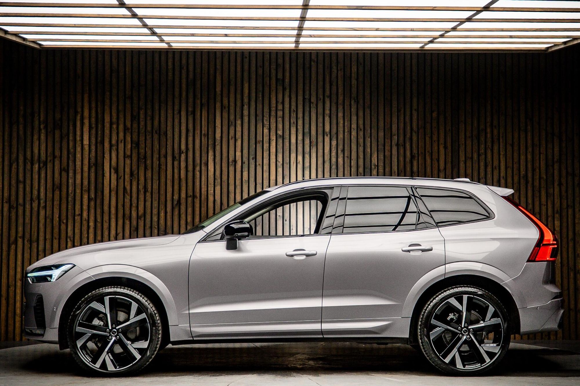 VOLVO XC60 ESTATE 2.0 B5P Ultra Dark 5dr AWD Geartronic for sale UK - Slide 7