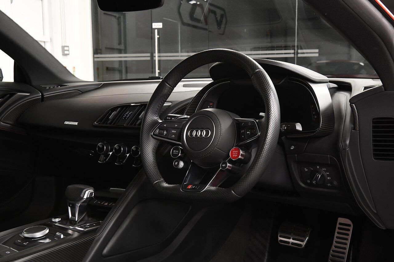 AUDI R8 COUPE 5.2 FSI V10 Plus Quattro 2dr S Tronic for sale UK - Slide 5