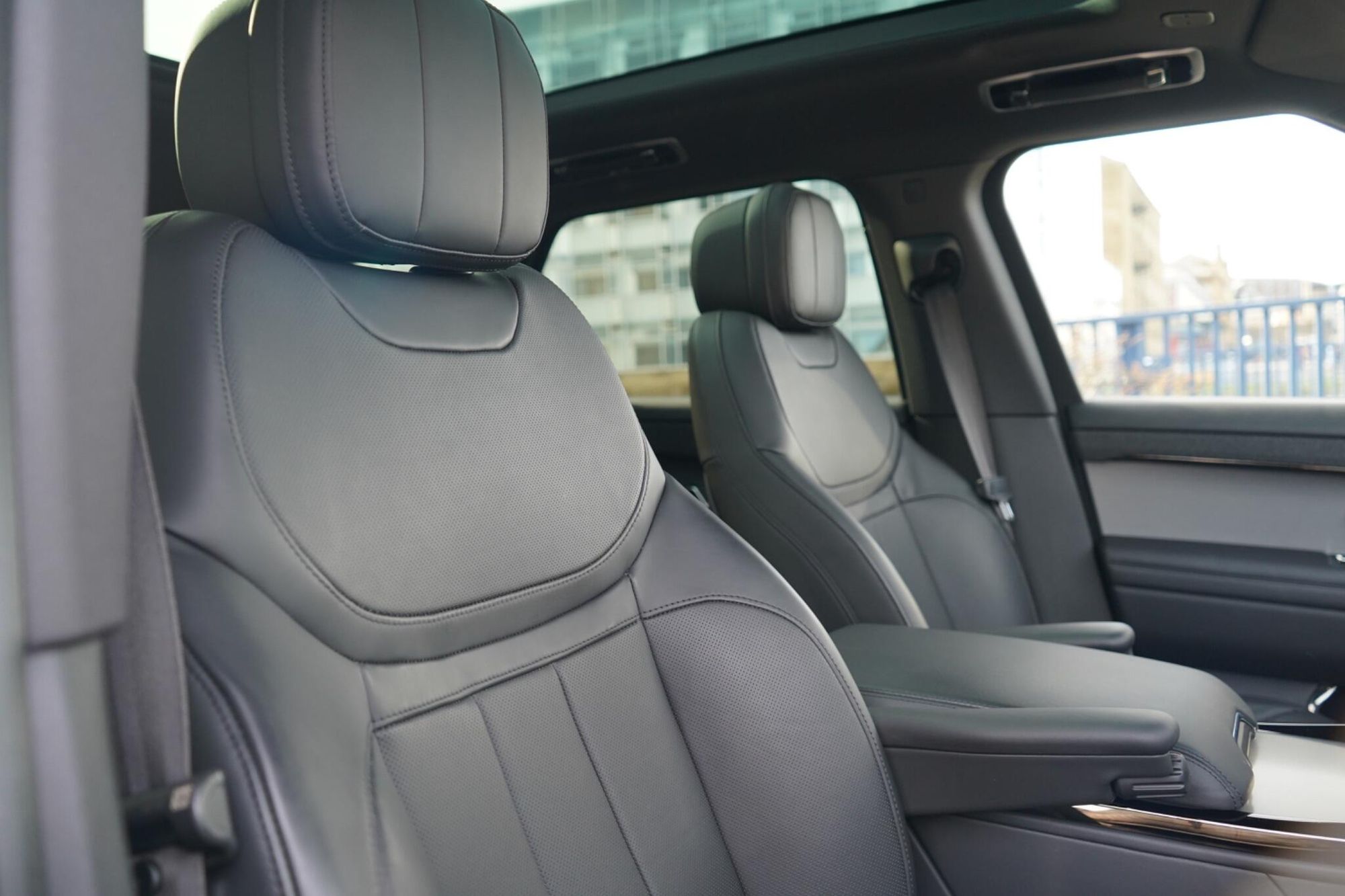 LAND ROVER RANGE ROVER SPORT DIESEL ESTATE 3.0 D300 Dynamic SE 5dr Auto for sale UK - Slide 3