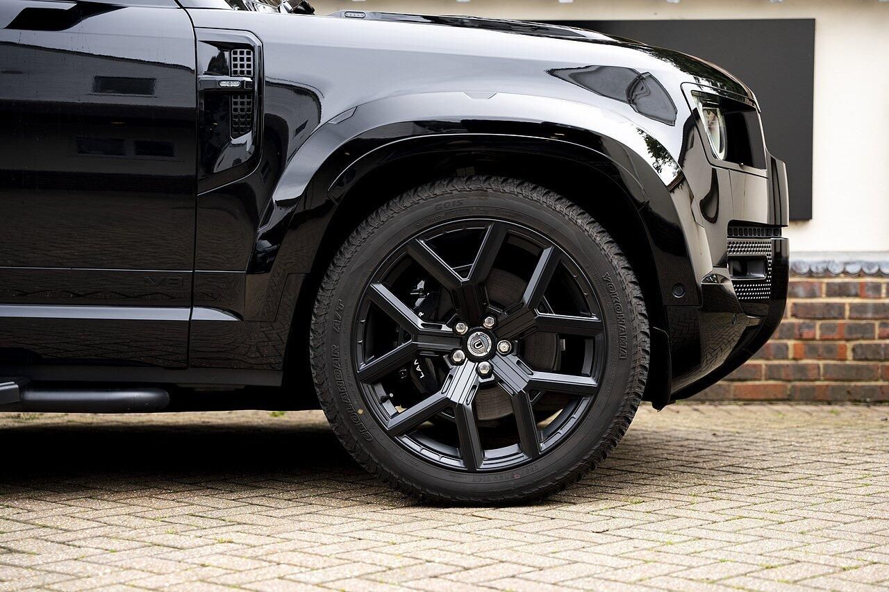 LAND ROVER DEFENDER ESTATE 5.0 P525 V8 110 5dr Auto for sale UK - Slide 8