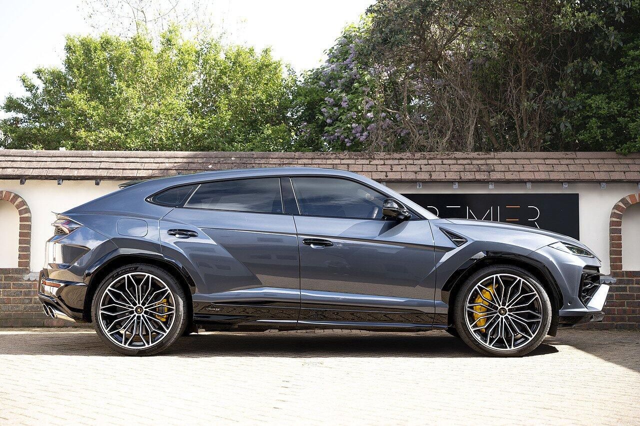 LAMBORGHINI URUS ESTATE 4.0T 25.9kWh Plug-in Hybrid FSI V8 5dr Auto for sale UK - Slide 3