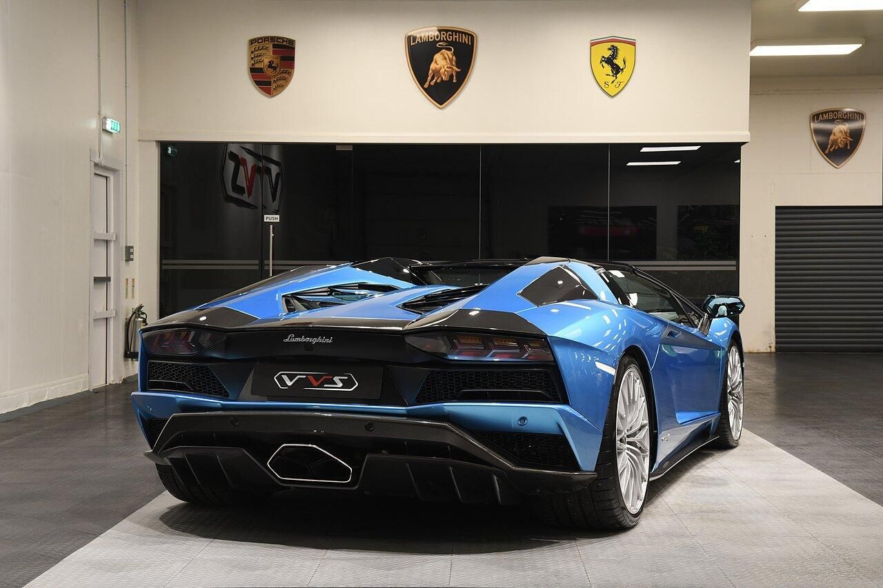 LAMBORGHINI AVENTADOR ROADSTER LP 740-4 S 2dr ISR for sale UK - Slide 3