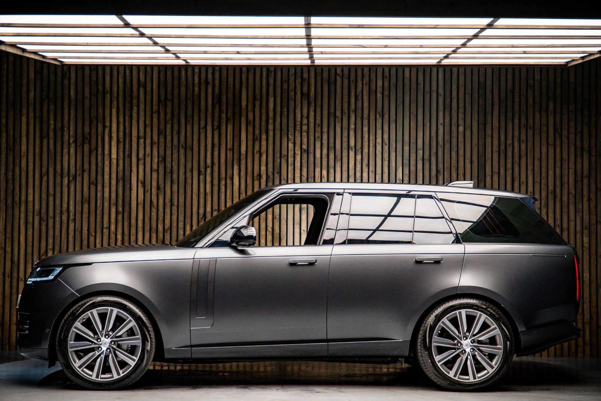 LAND ROVER RANGE ROVER DIESEL ESTATE 3.0 D350 HSE 4dr Auto for sale UK - Slide 7