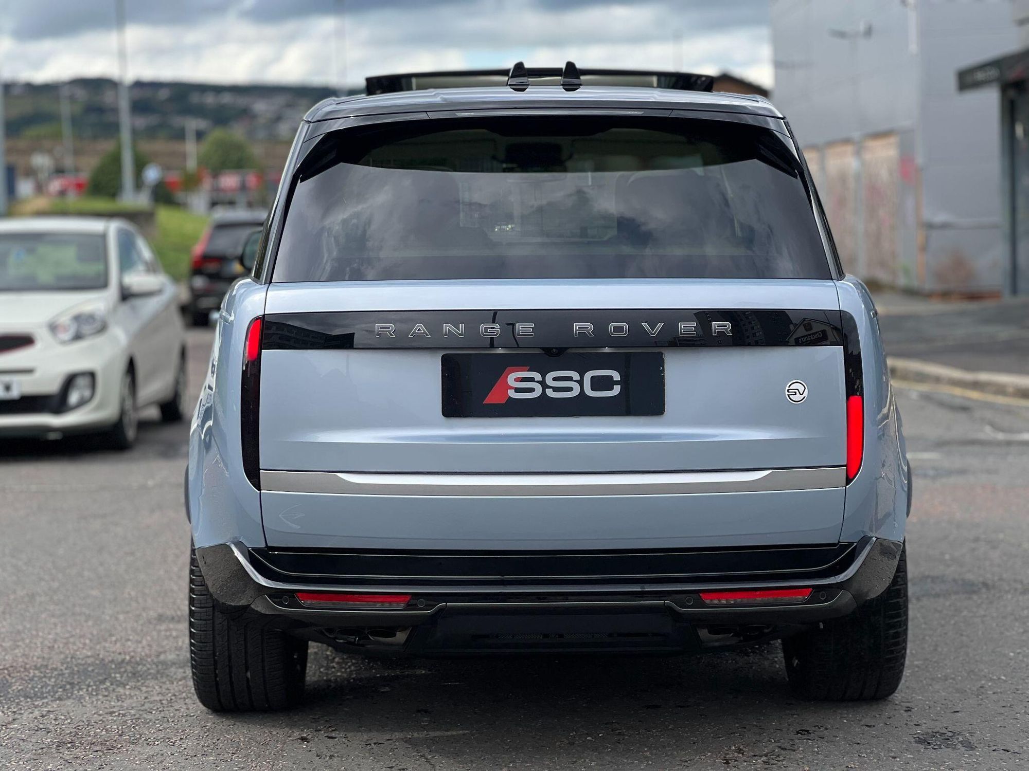 LAND ROVER RANGE ROVER ESTATE 4.4 P530 V8 SV LWB 4dr Auto for sale UK - Slide 9