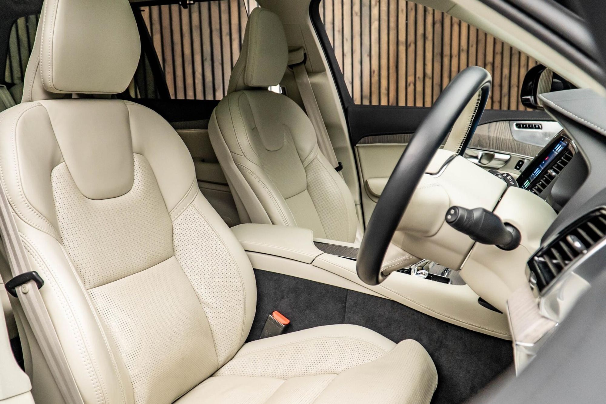 VOLVO XC90 ESTATE 2.0 B6P Ultimate Dark 5dr AWD Geartronic for sale UK - Slide 2