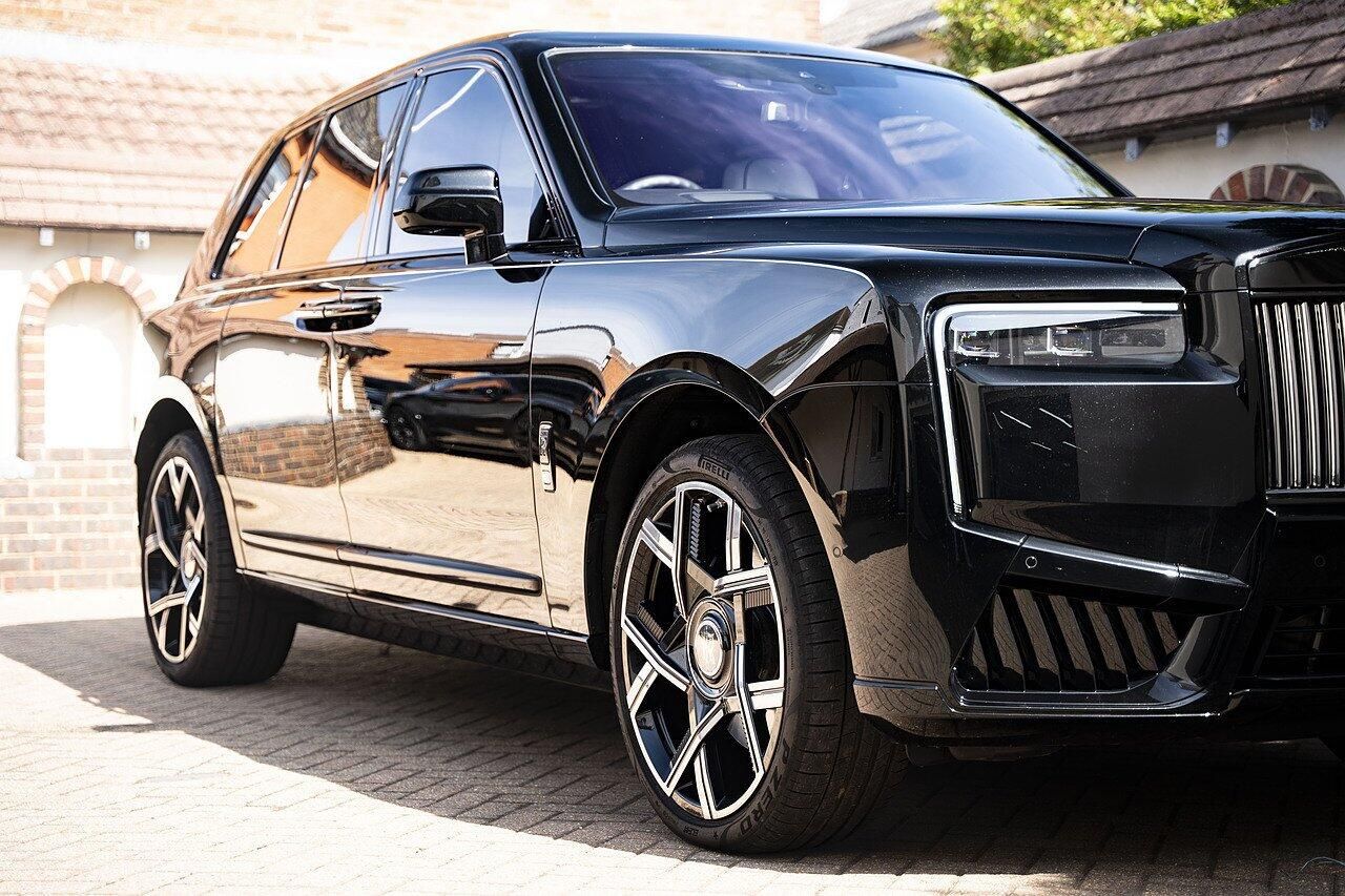 ROLLS-ROYCE CULLINAN ESTATE II Black Badge 5dr Auto for sale UK - Slide 6