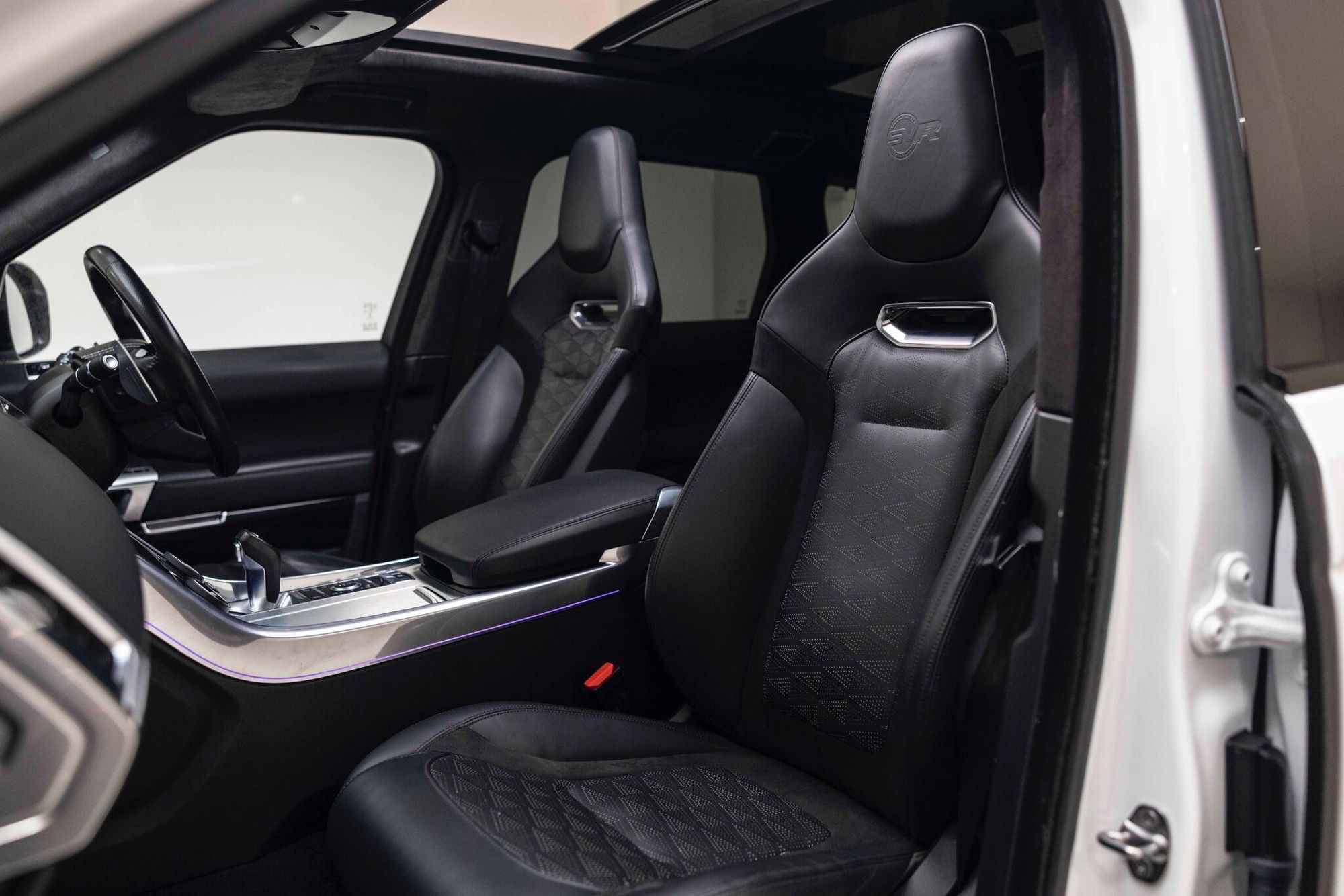 LAND ROVER RANGE ROVER SPORT ESTATE 5.0 P575 S/C SVR 5dr Auto for sale UK - Slide 3