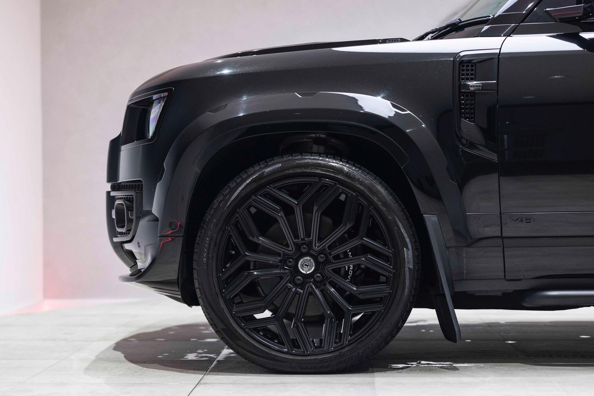 LAND ROVER DEFENDER ESTATE 5.0 P525 V8 110 5dr Auto for sale UK - Slide 4