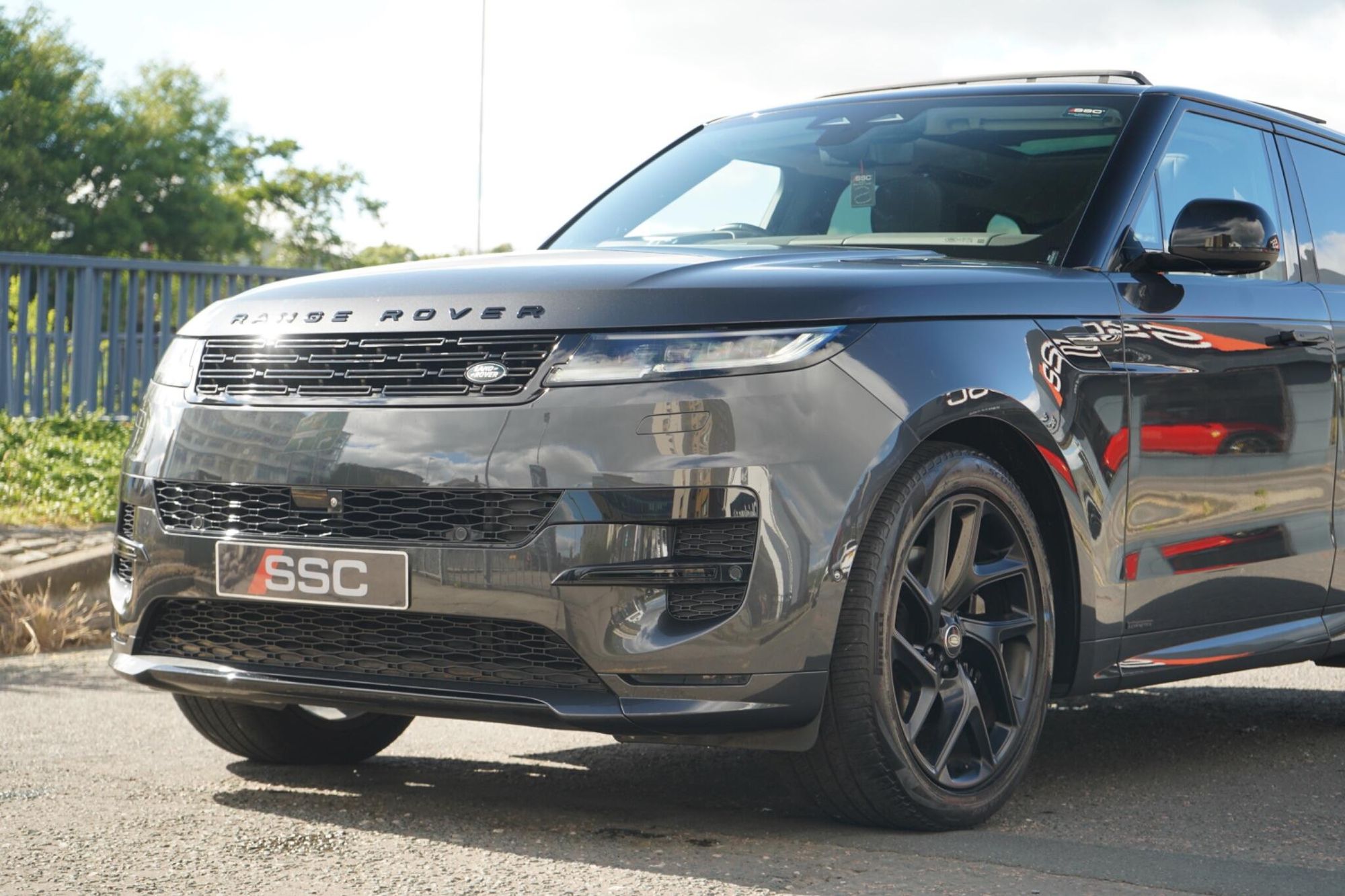 LAND ROVER RANGE ROVER SPORT DIESEL ESTATE 3.0 D350 Autobiography 5dr Auto for sale UK - Slide 8