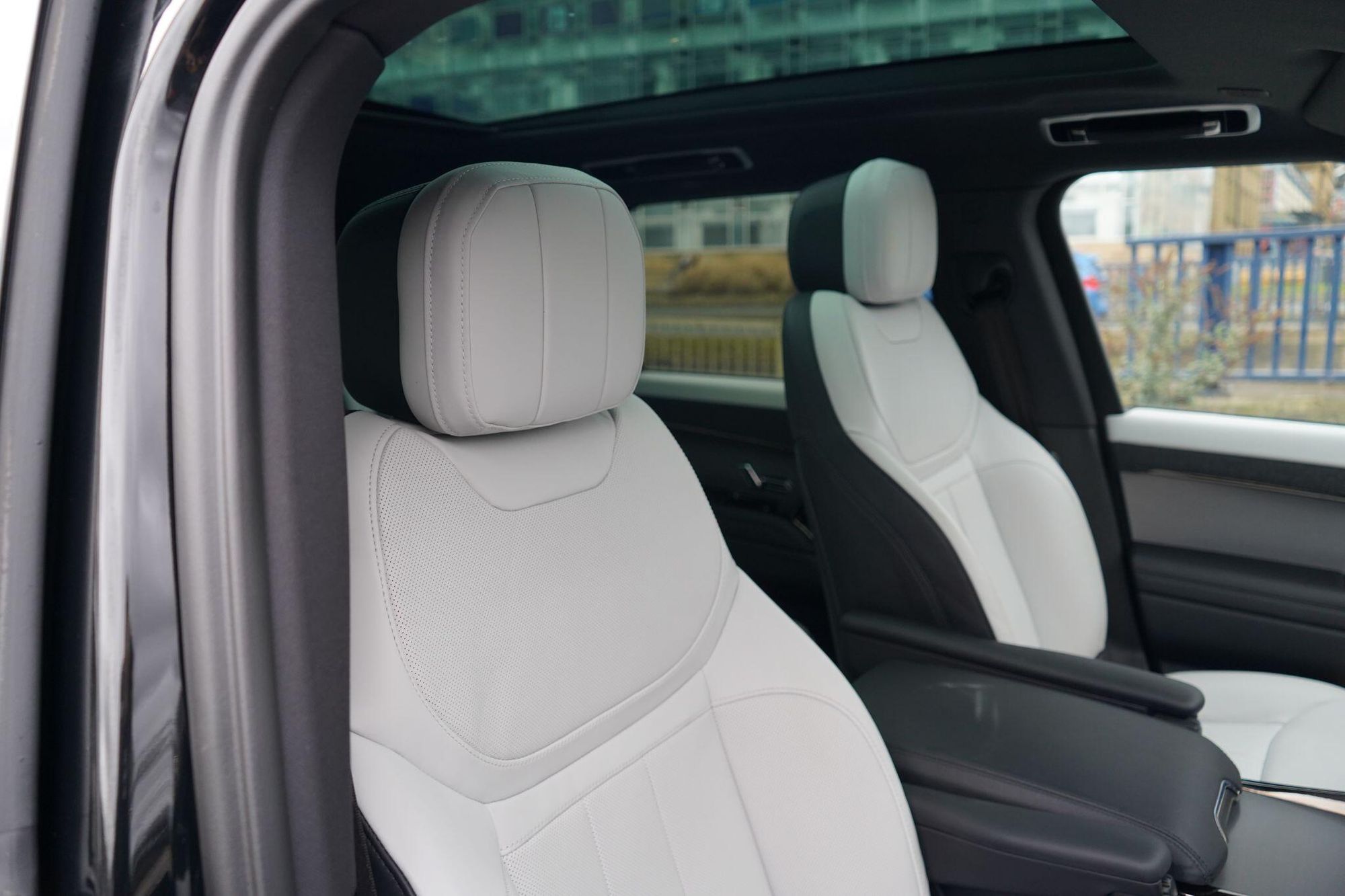 LAND ROVER RANGE ROVER SPORT ESTATE 3.0 P440e Dynamic SE 5dr Auto for sale UK - Slide 3