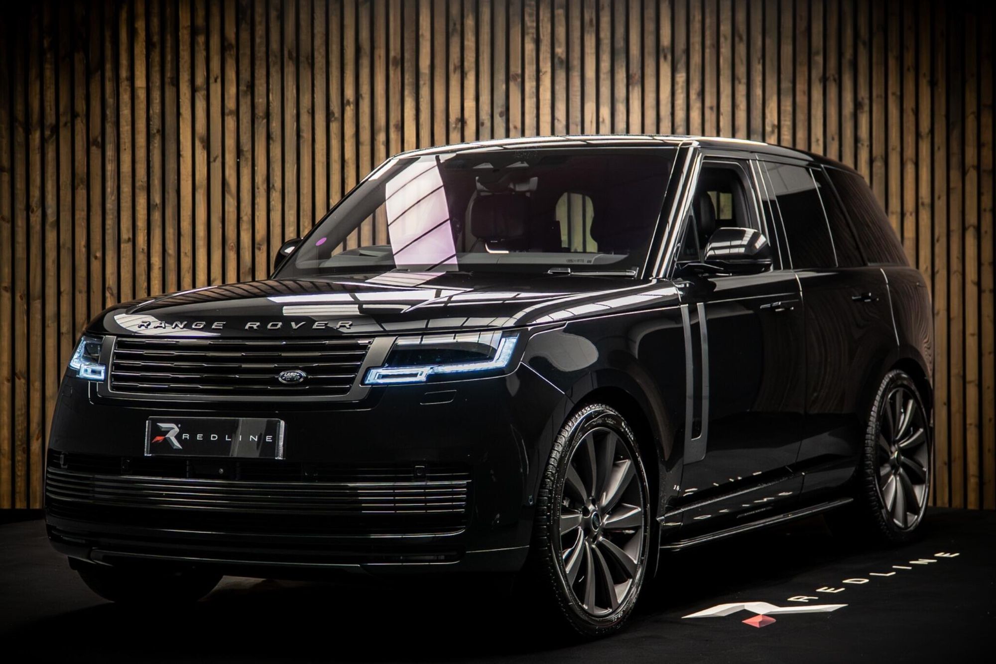 LAND ROVER RANGE ROVER ESTATE 4.4 P530 V8 SV 4dr Auto for sale UK - Slide 8