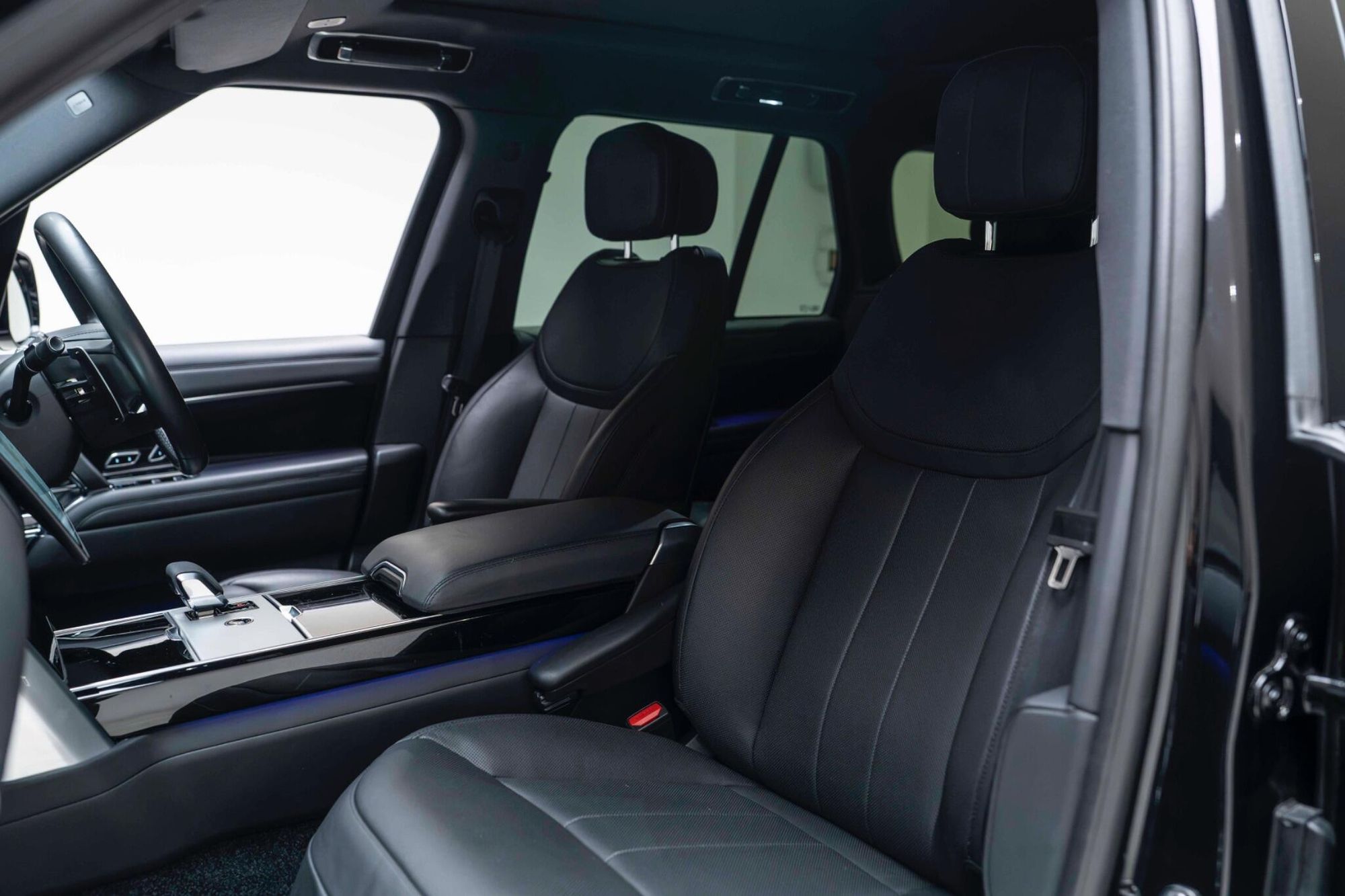 LAND ROVER RANGE ROVER DIESEL ESTATE 3.0 D300 SE 4dr Auto for sale UK - Slide 3