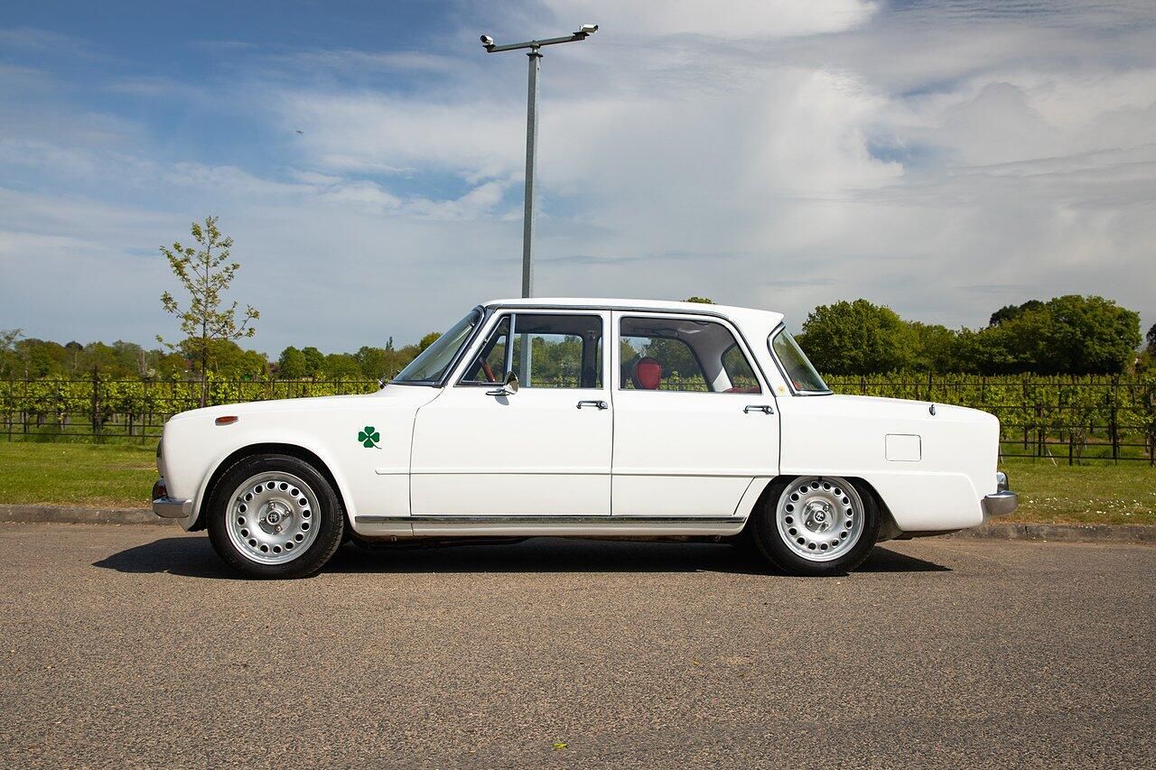 ALFA ROMEO GIULIA SALOON 2.0 TB Super 4dr Auto for sale UK - Slide 2
