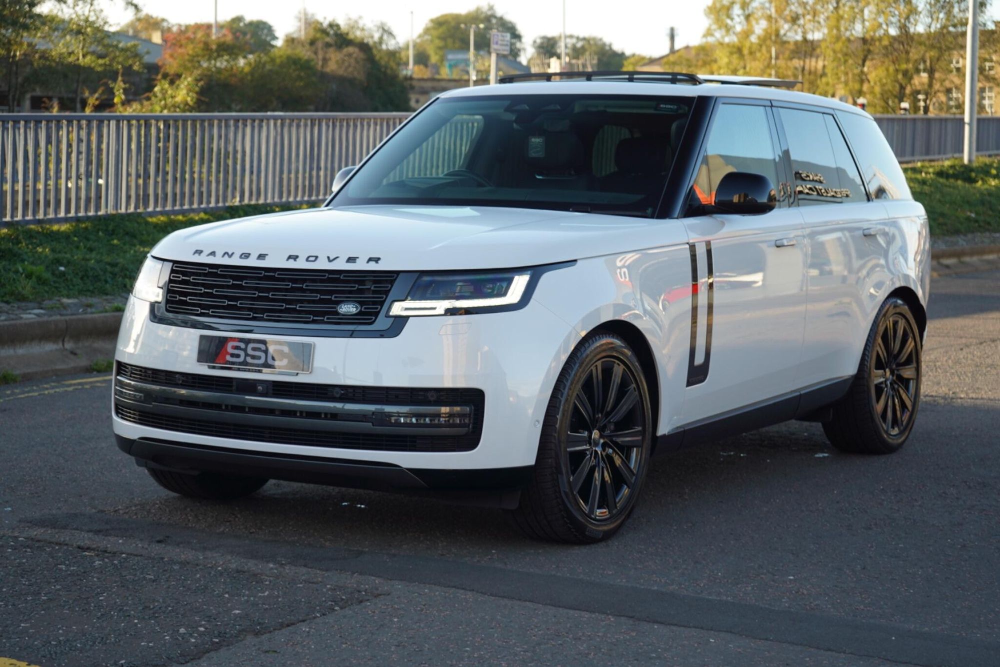 LAND ROVER RANGE ROVER ESTATE 3.0 P400 Autobiography 4dr Auto for sale UK - Slide 7