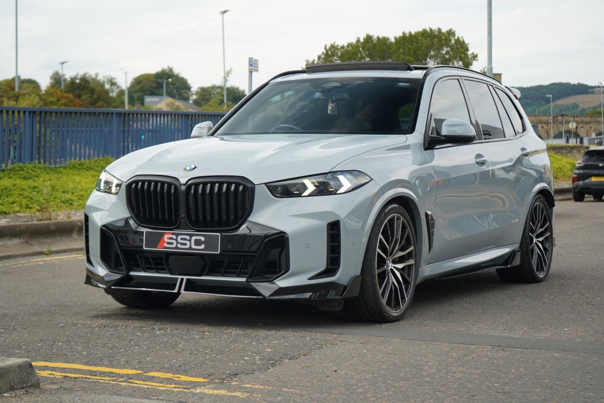BMW X5 DIESEL ESTATE xDrive30d MHT M Sport 5dr Auto for sale UK - Slide 6