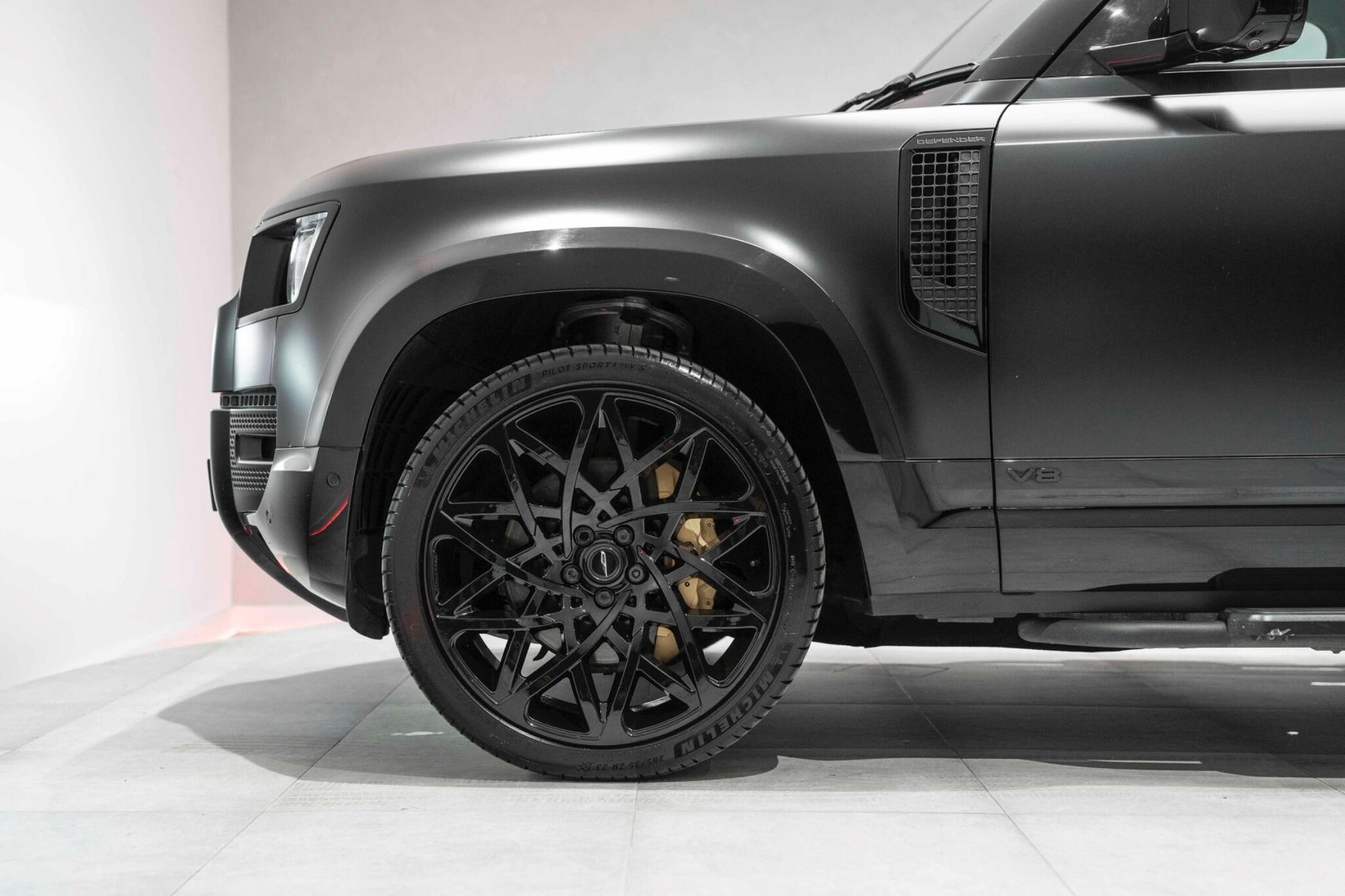 LAND ROVER DEFENDER ESTATE 5.0 P525 V8 110 5dr Auto for sale UK - Slide 4