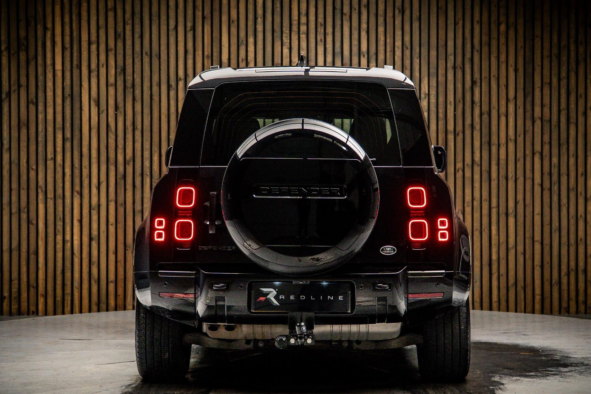 LAND ROVER DEFENDER DIESEL ESTATE 3.0 D250 X-Dynamic SE 110 5dr Auto for sale UK - Slide 6