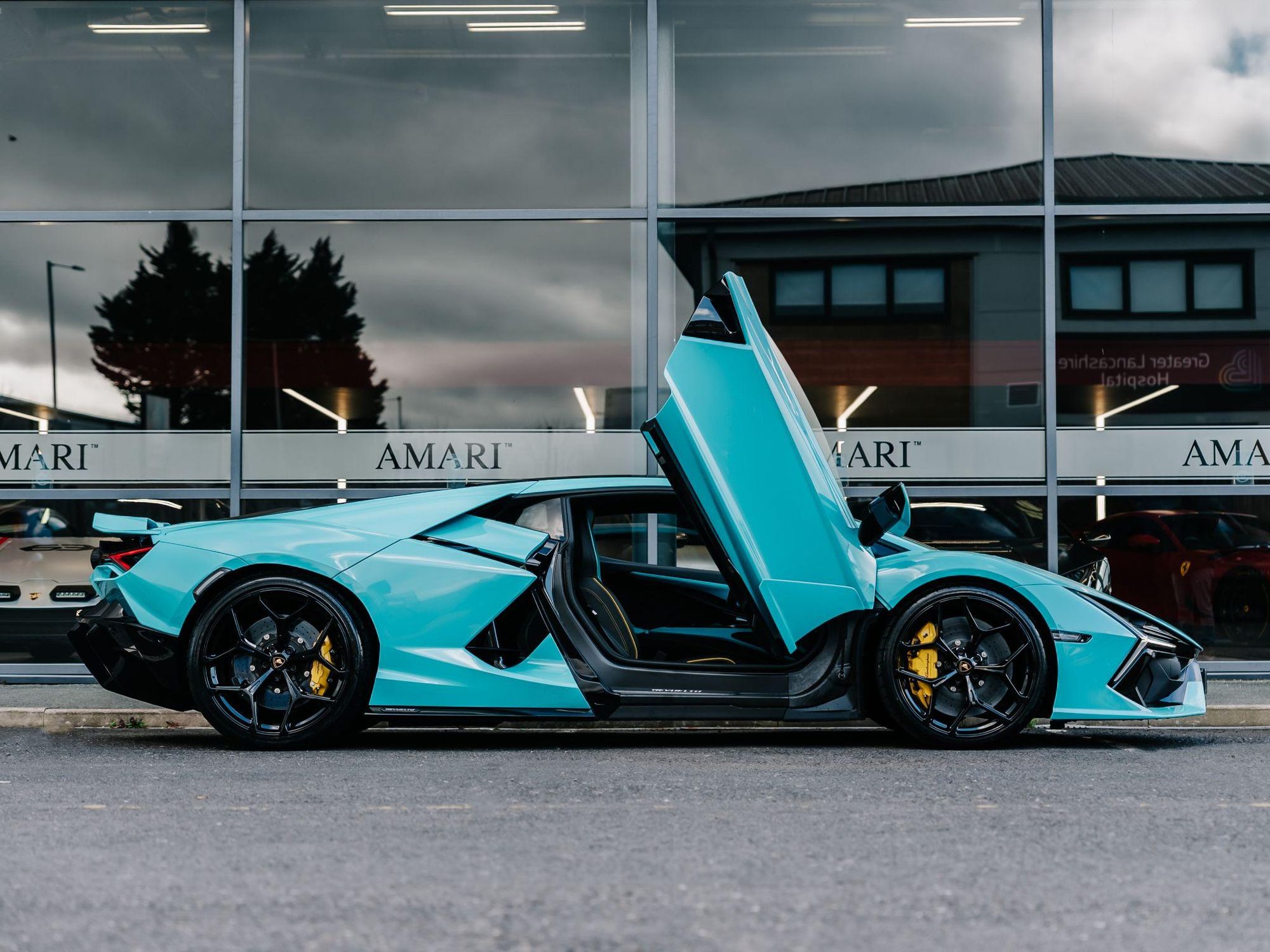 LAMBORGHINI REVUELTO COUPE 6.5 V12 1015 PHEV 2dr DCT for sale UK - Slide 4