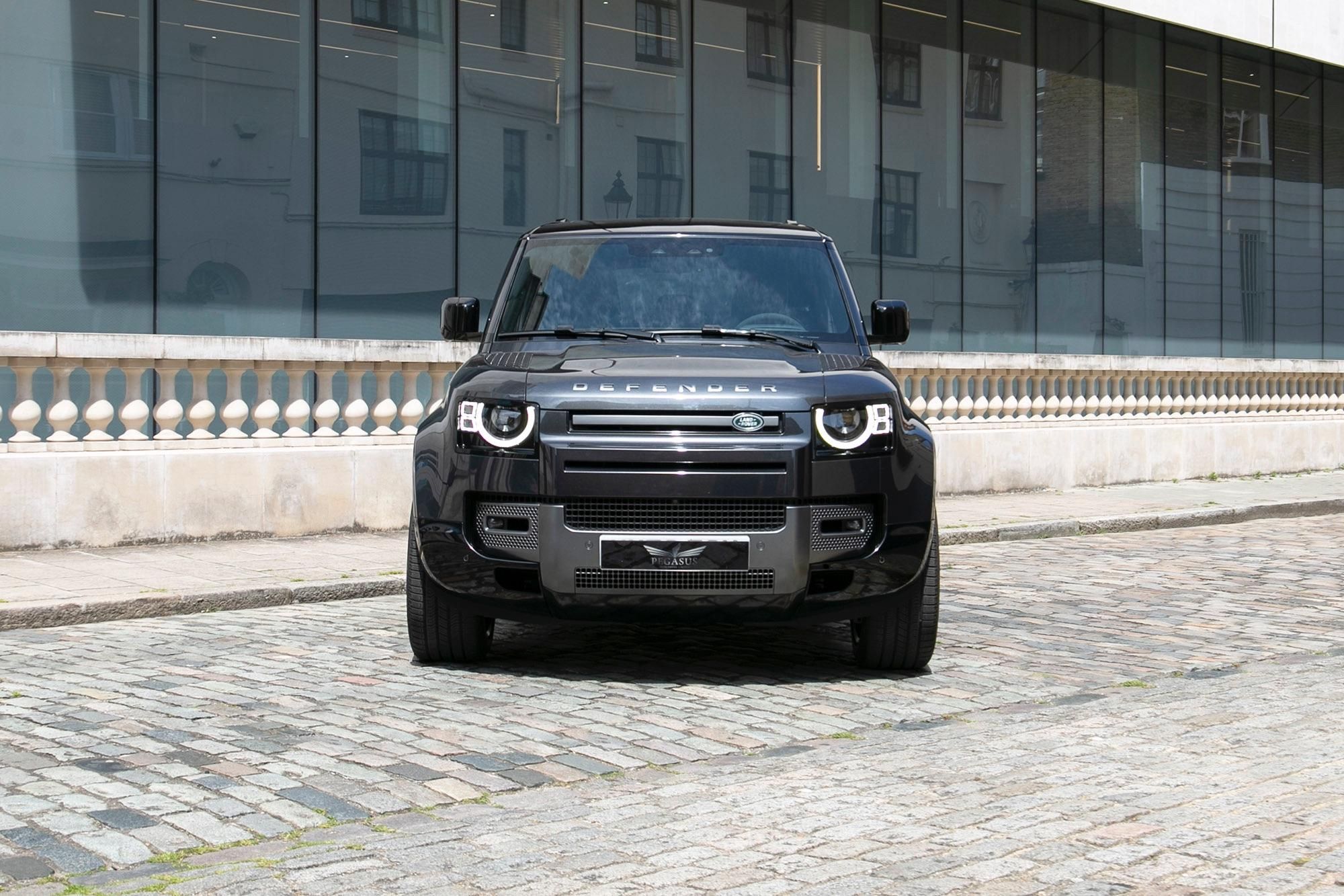 LAND ROVER DEFENDER ESTATE 5.0 P525 V8 110 5dr Auto for sale UK - Slide 5