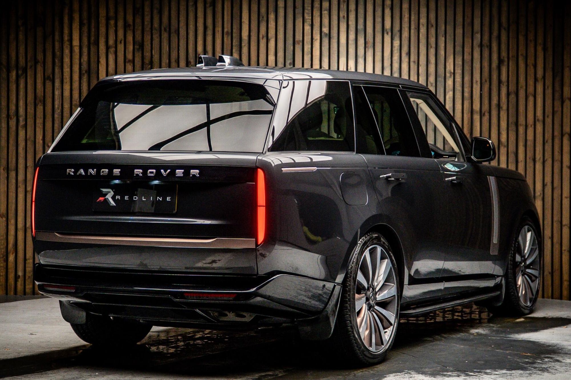 LAND ROVER RANGE ROVER ESTATE 4.4 P530 V8 SV 4dr Auto for sale UK - Slide 4