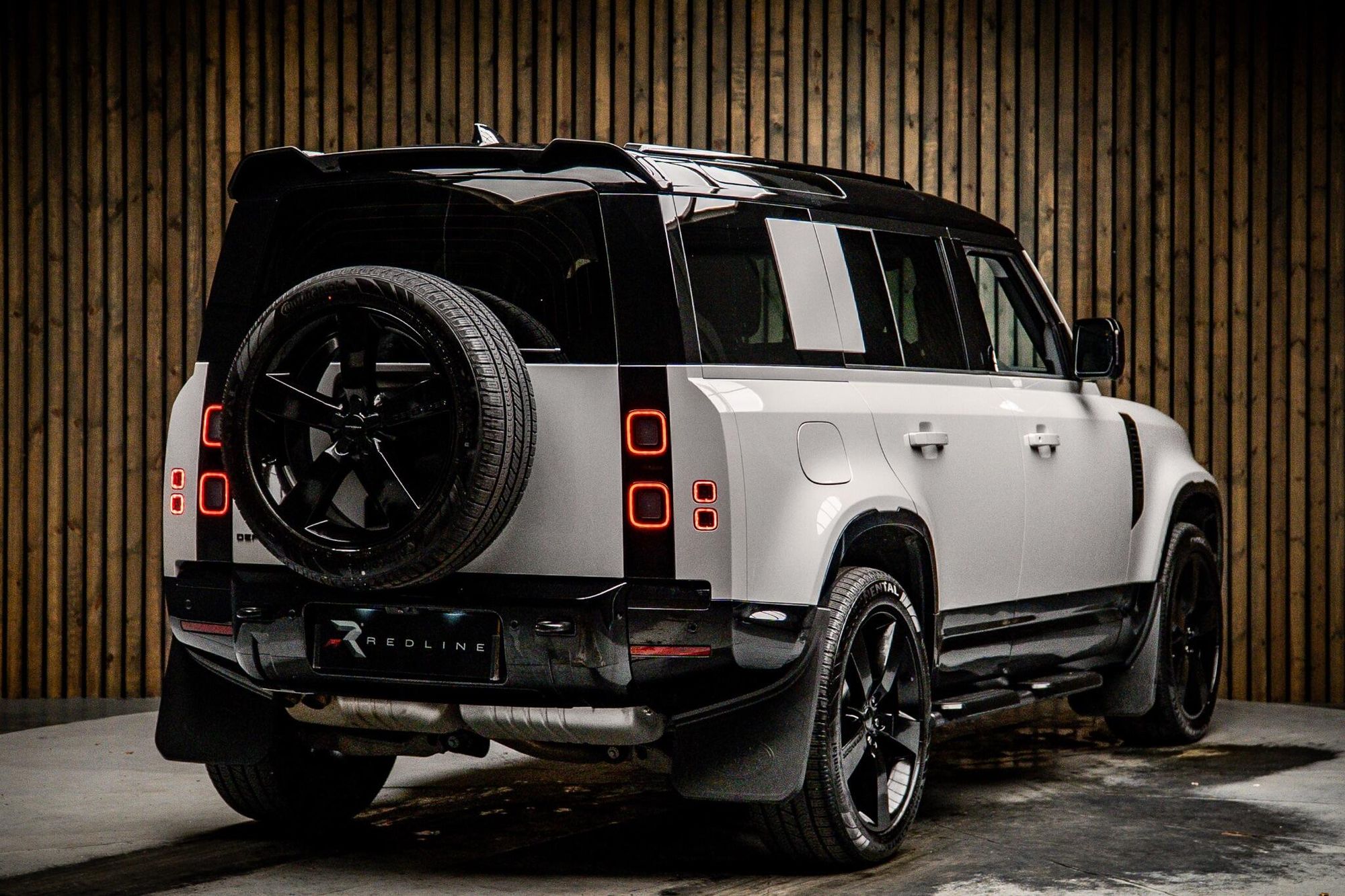 LAND ROVER DEFENDER DIESEL ESTATE 3.0 D250 X-Dynamic SE 110 5dr Auto for sale UK - Slide 4