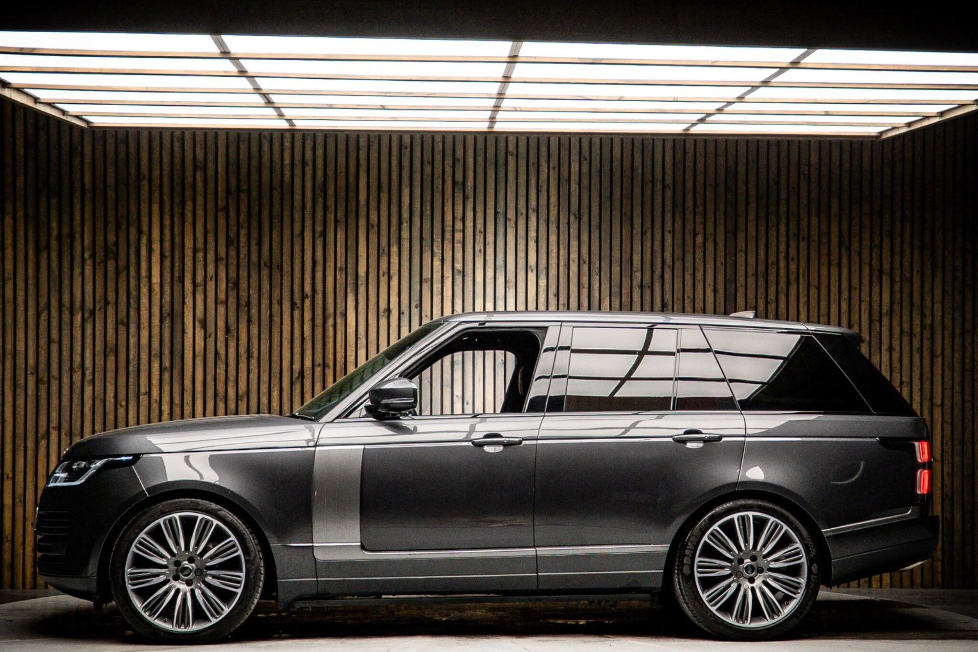 LAND ROVER RANGE ROVER ESTATE 3.0 P400 Vogue 4dr Auto for sale UK - Slide 7