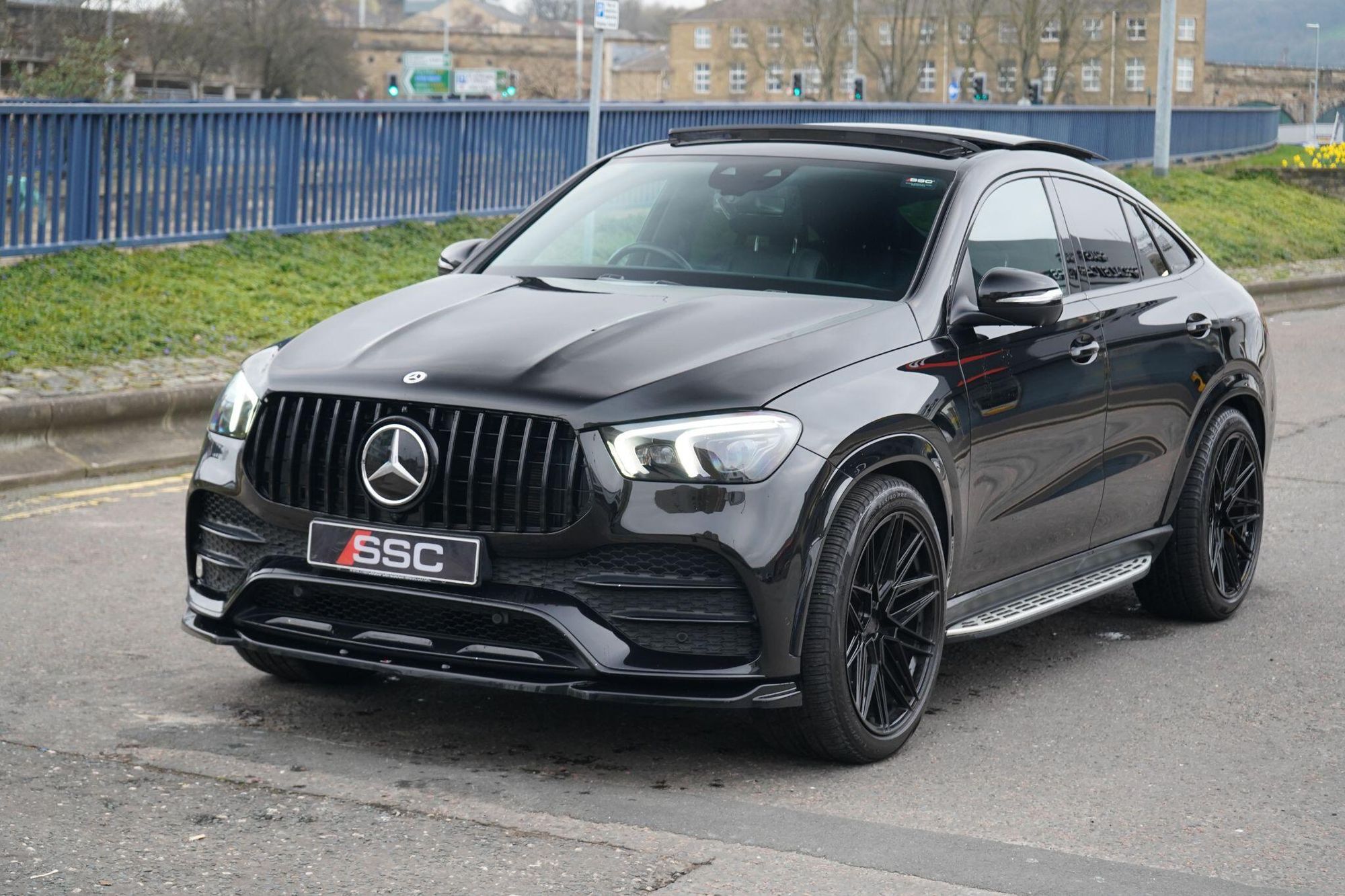 MERCEDES-BENZ GLE COUPE GLE DIESEL COUPE GLE 400d 4Matic AMG Line Premium + 5dr 9G-Tronic for sale UK - Slide 7