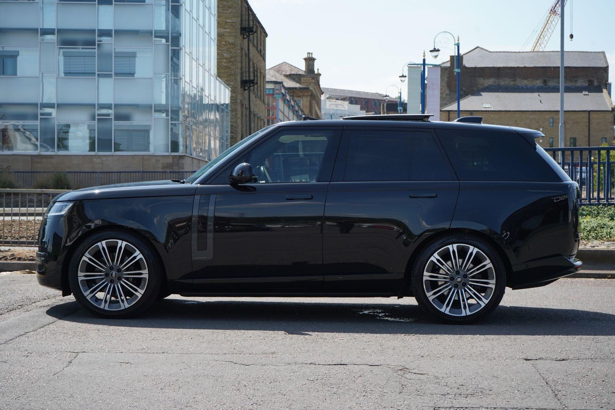 LAND ROVER RANGE ROVER DIESEL ESTATE 3.0 D350 Autobiography 4dr Auto for sale UK - Slide 8