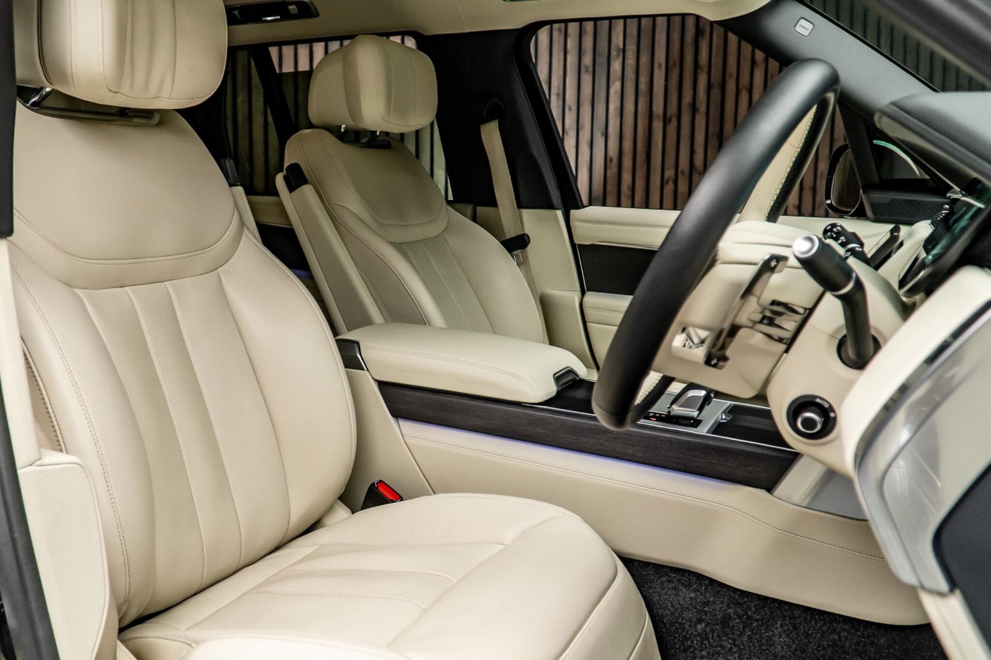 LAND ROVER RANGE ROVER DIESEL ESTATE 3.0 D350 Autobiography 4dr Auto for sale UK - Slide 2