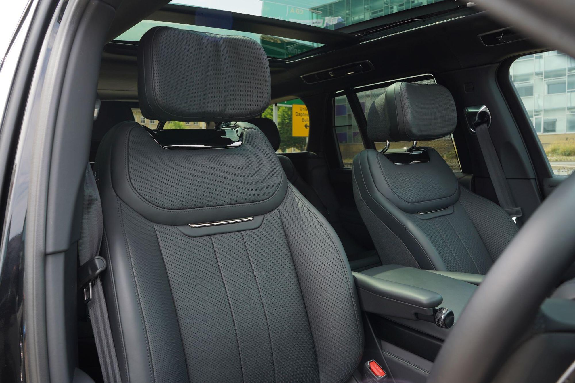 LAND ROVER RANGE ROVER ESTATE 4.4 P615 V8 SV 4dr Auto for sale UK - Slide 3