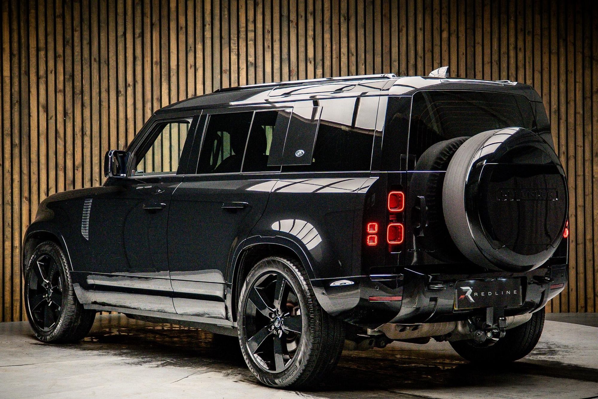 LAND ROVER DEFENDER DIESEL ESTATE 3.0 D250 X-Dynamic SE 110 5dr Auto for sale UK - Slide 3