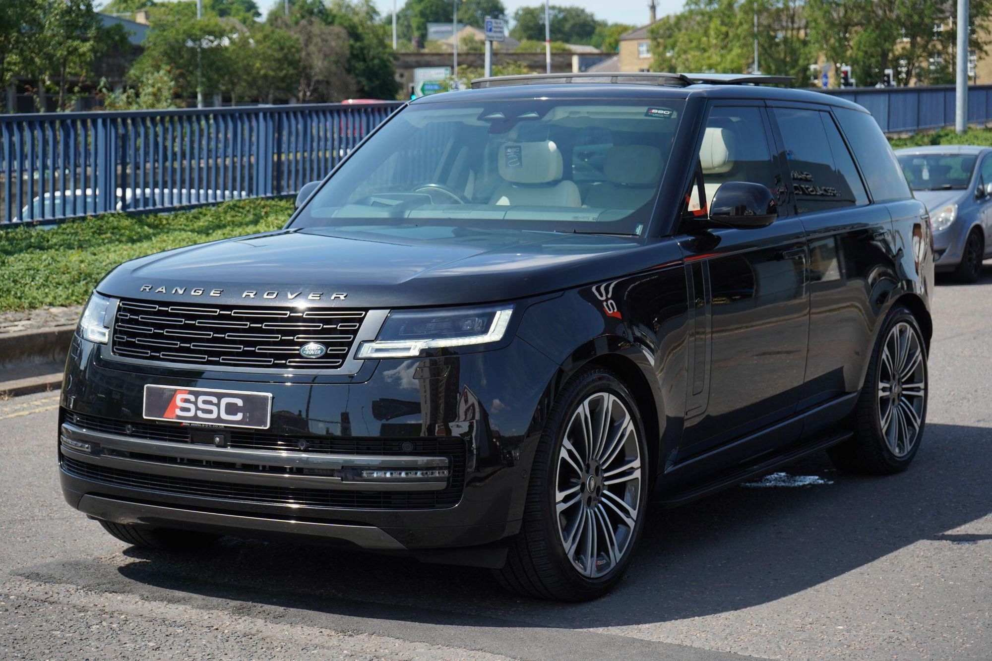 LAND ROVER RANGE ROVER DIESEL ESTATE 3.0 D350 Autobiography 4dr Auto for sale UK - Slide 7