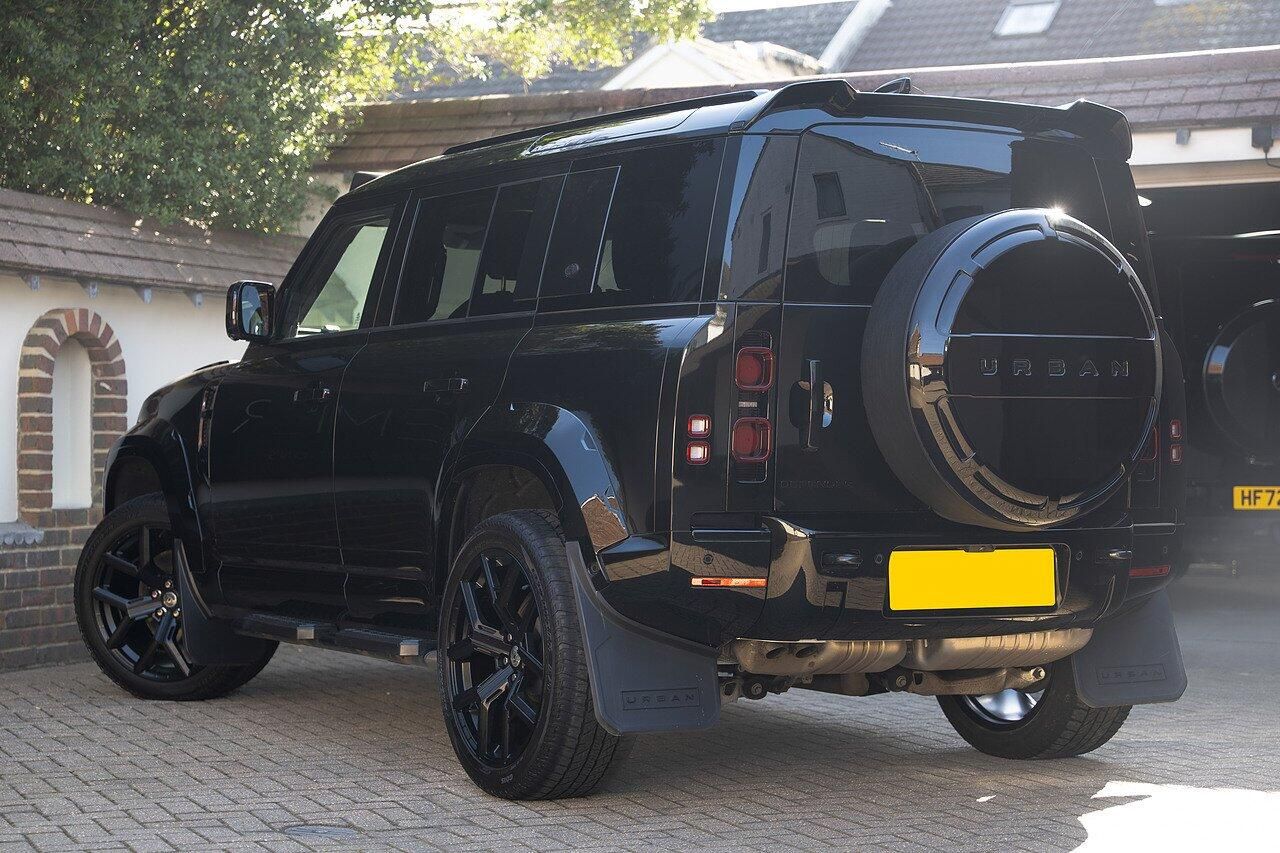 LAND ROVER DEFENDER DIESEL ESTATE 3.0 D300 X-Dynamic HSE 110 5dr Auto for sale UK - Slide 4