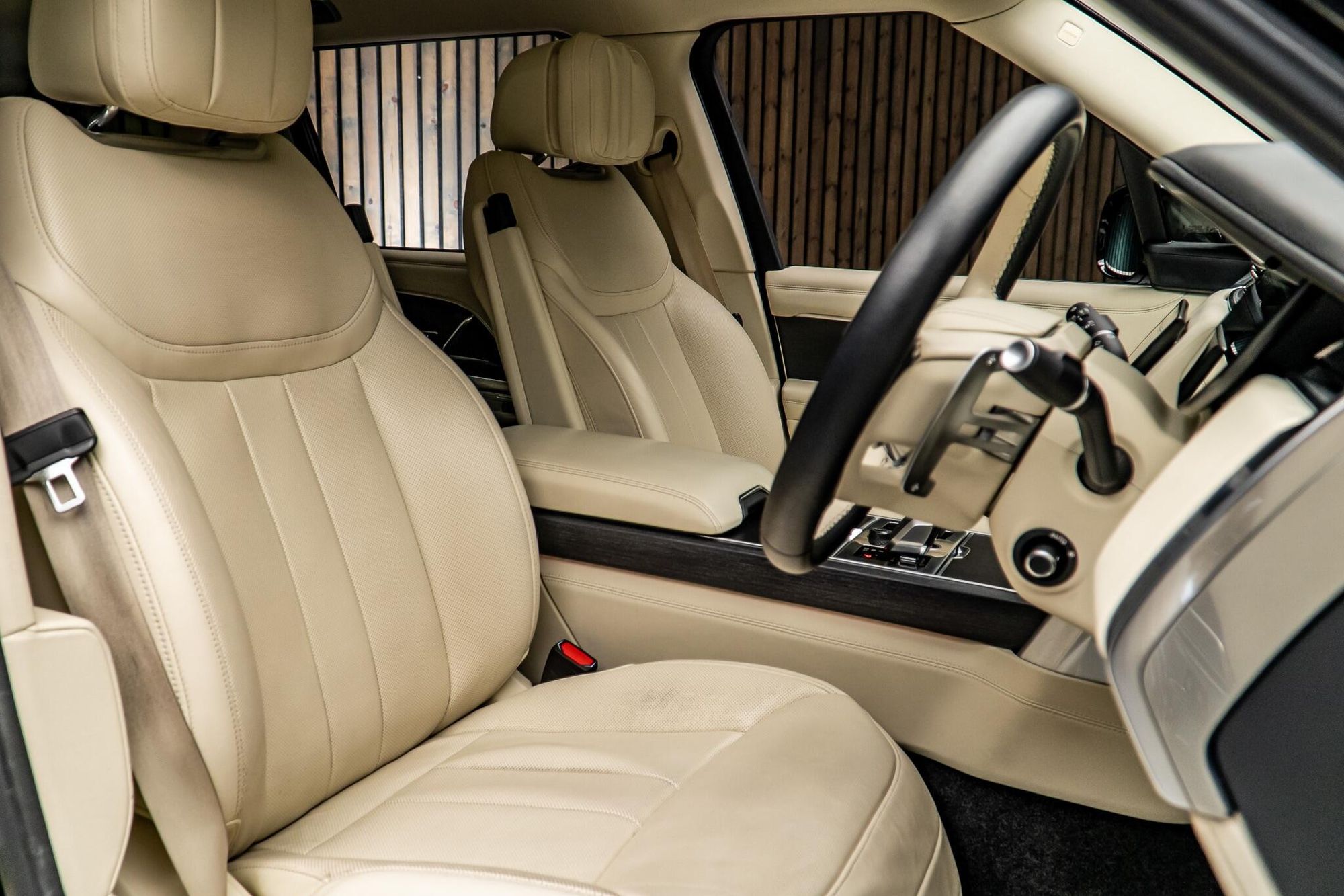 LAND ROVER RANGE ROVER ESTATE 3.0 P400 Autobiography LWB 4dr Auto for sale UK - Slide 2