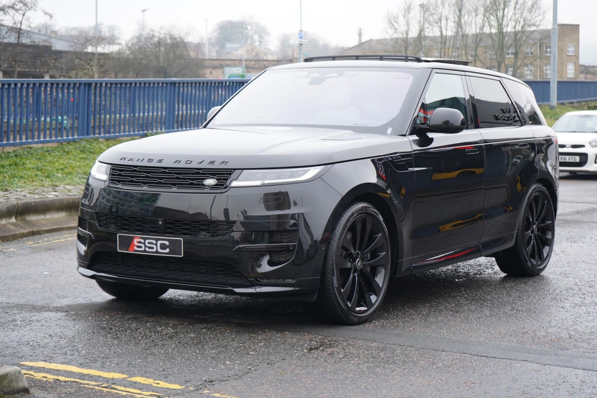 LAND ROVER RANGE ROVER SPORT ESTATE 4.4 P530 V8 First Edition 5dr Auto for sale UK - Slide 7