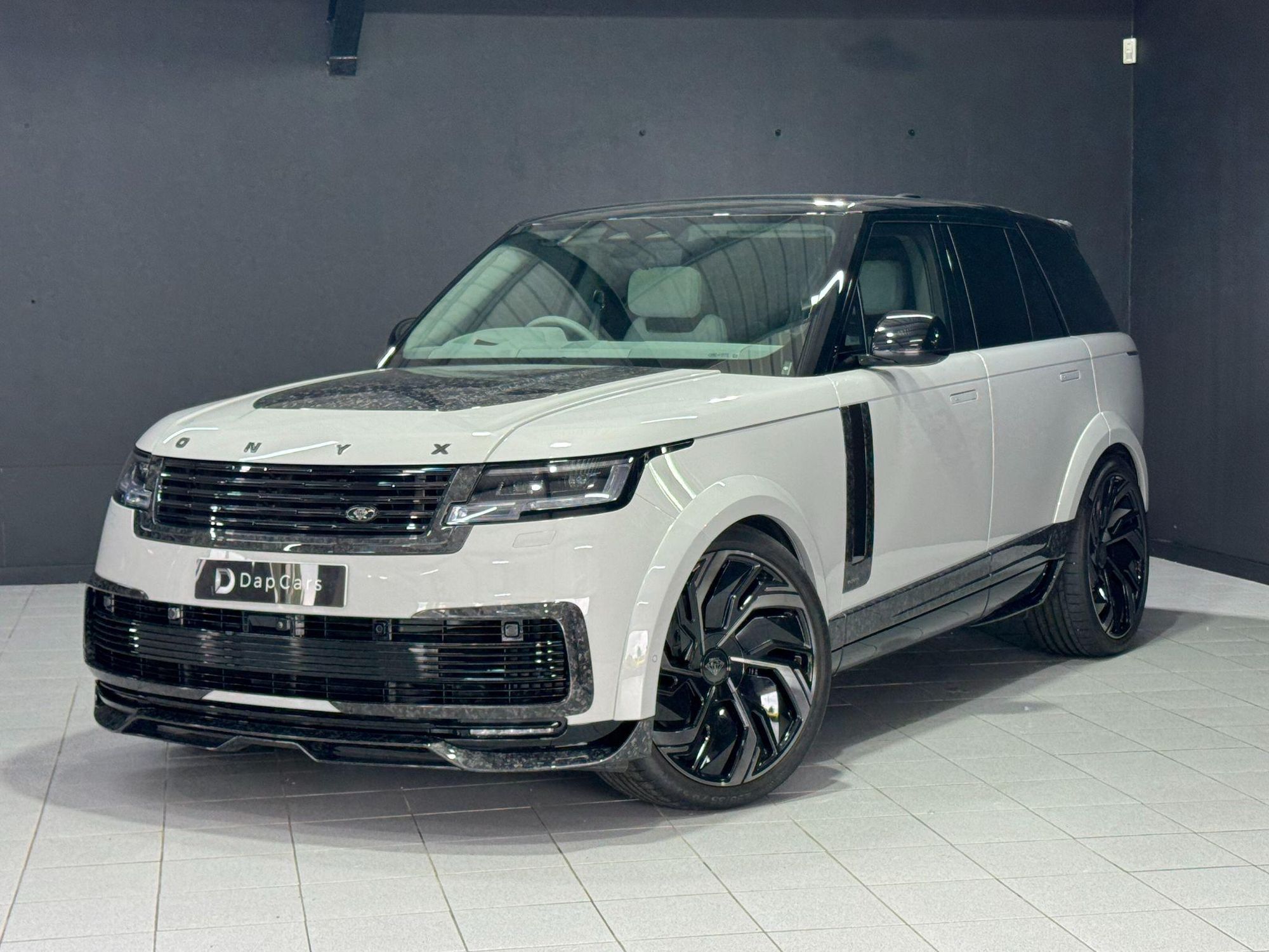 LAND ROVER RANGE ROVER ESTATE 4.4 P615 V8 SV 4dr Auto for sale UK - Slide 3
