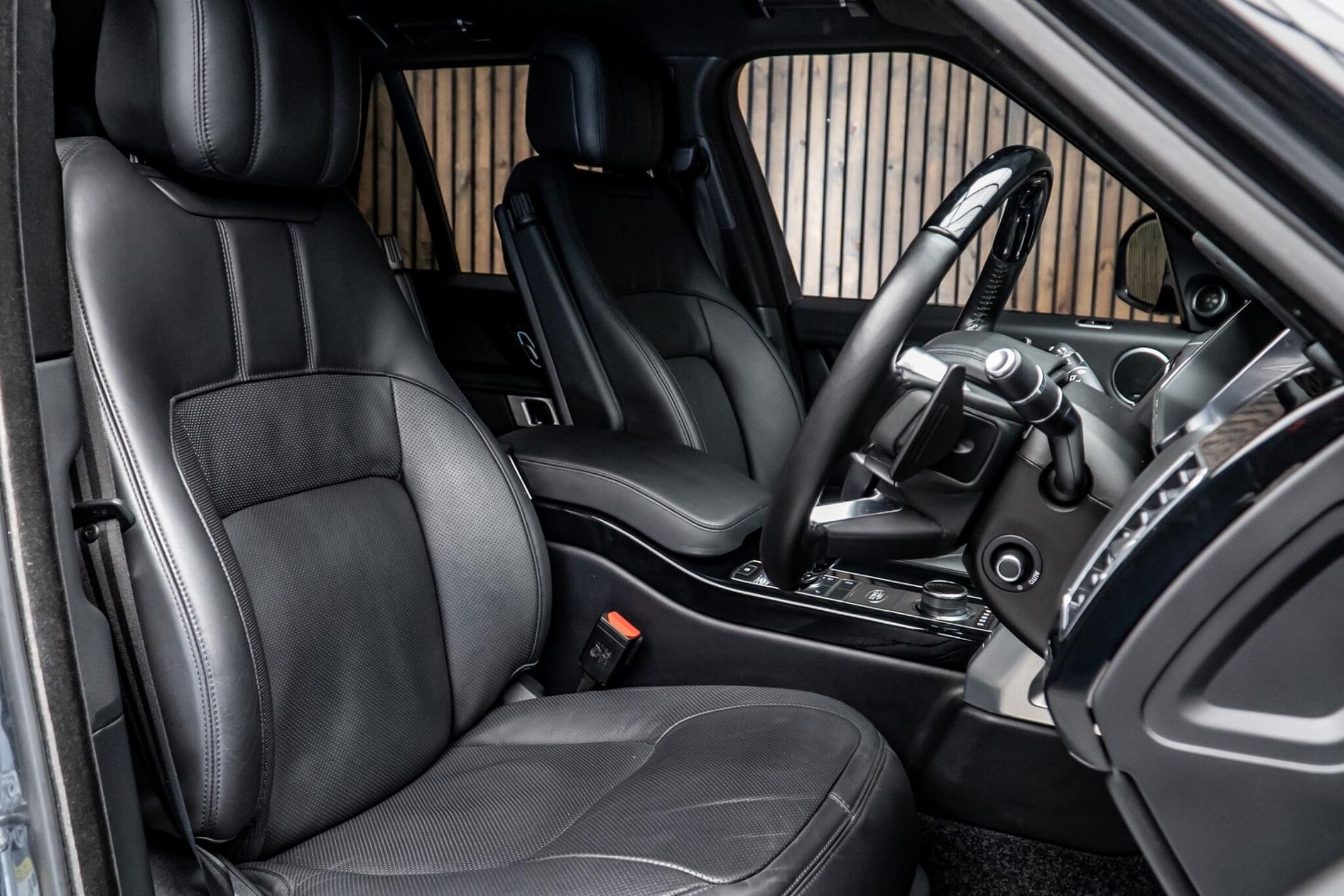 LAND ROVER RANGE ROVER ESTATE 3.0 P400 Vogue 4dr Auto for sale UK - Slide 2