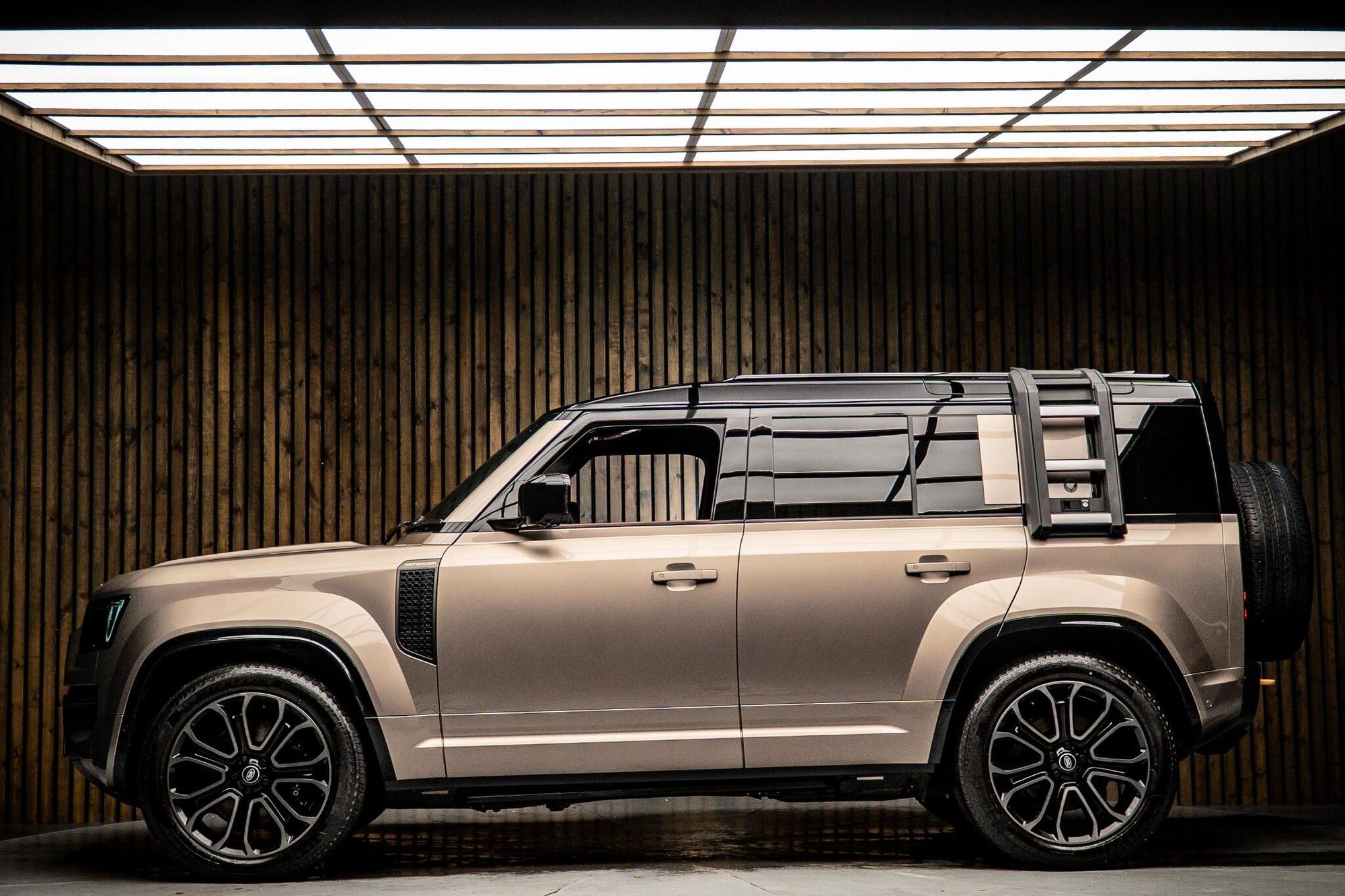 LAND ROVER DEFENDER ESTATE 4.4 P635 Octa 110 5dr Auto for sale UK - Slide 7